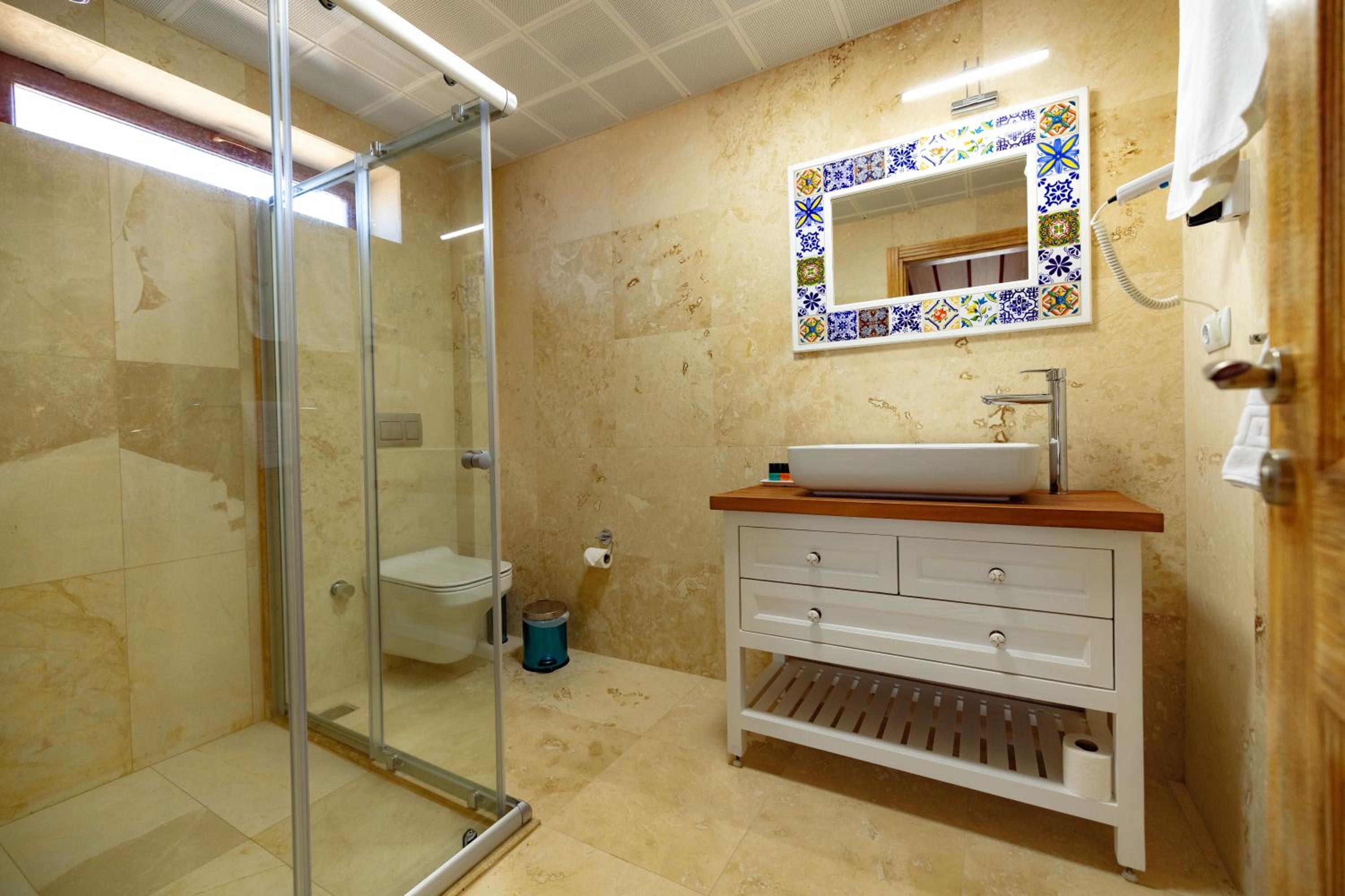 Standard Double Room - Photo 15