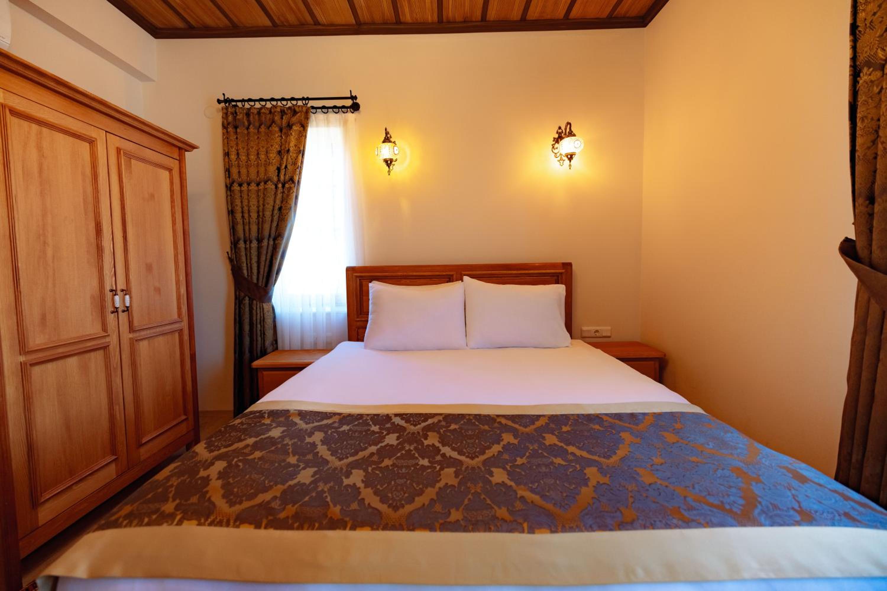 Standard Double Room - Photo 12