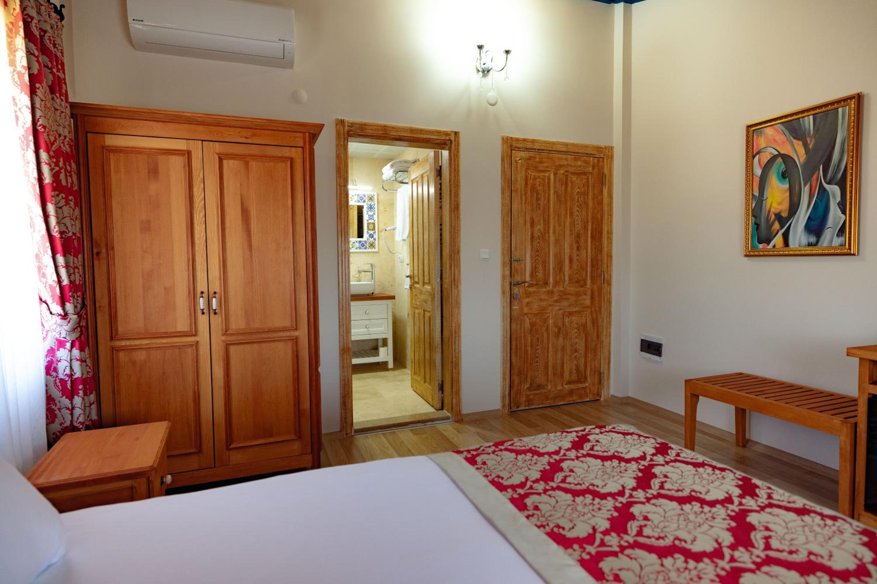 Standard Double Room - Photo 11