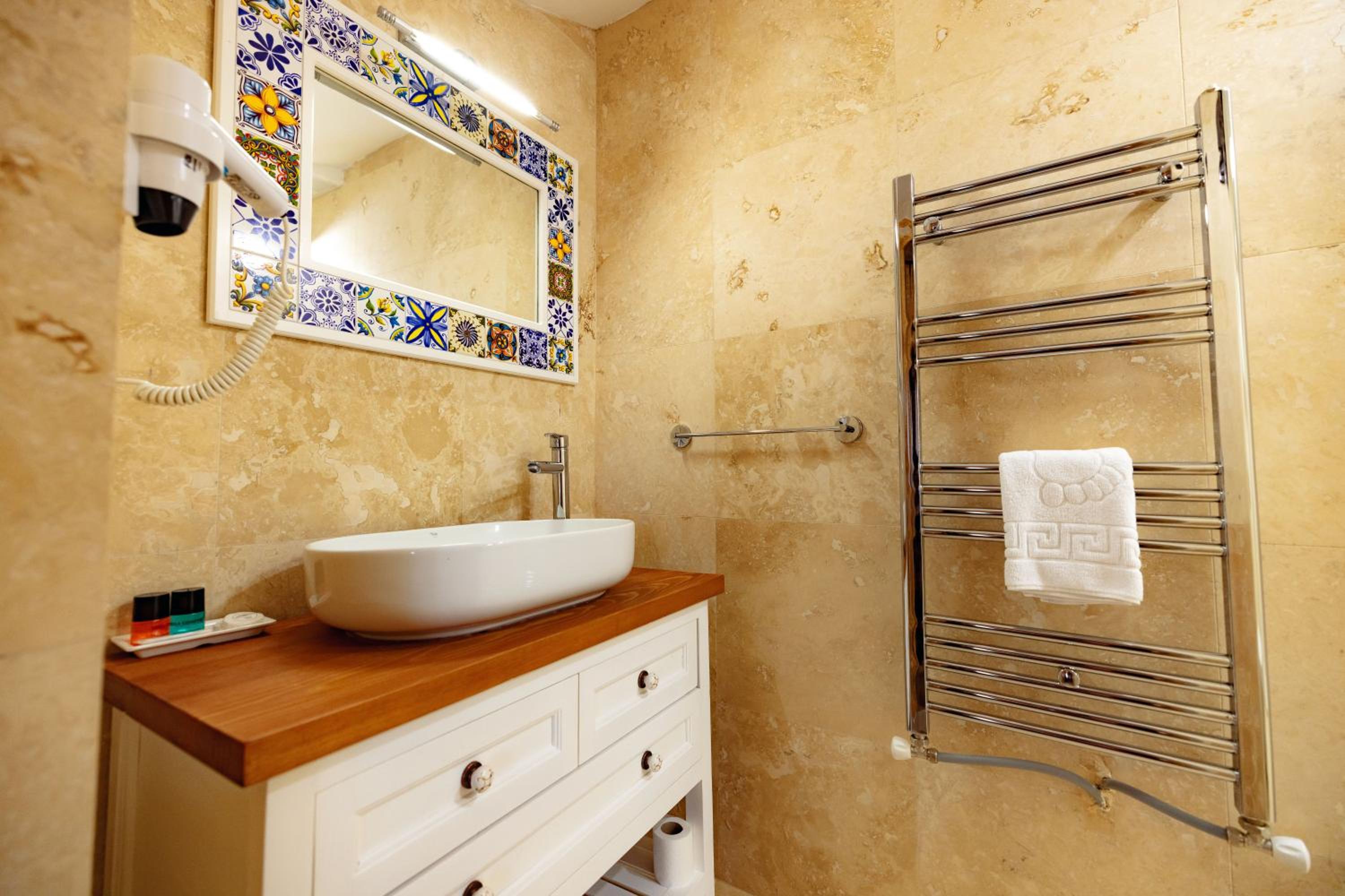 Standard Double Room - Photo 7