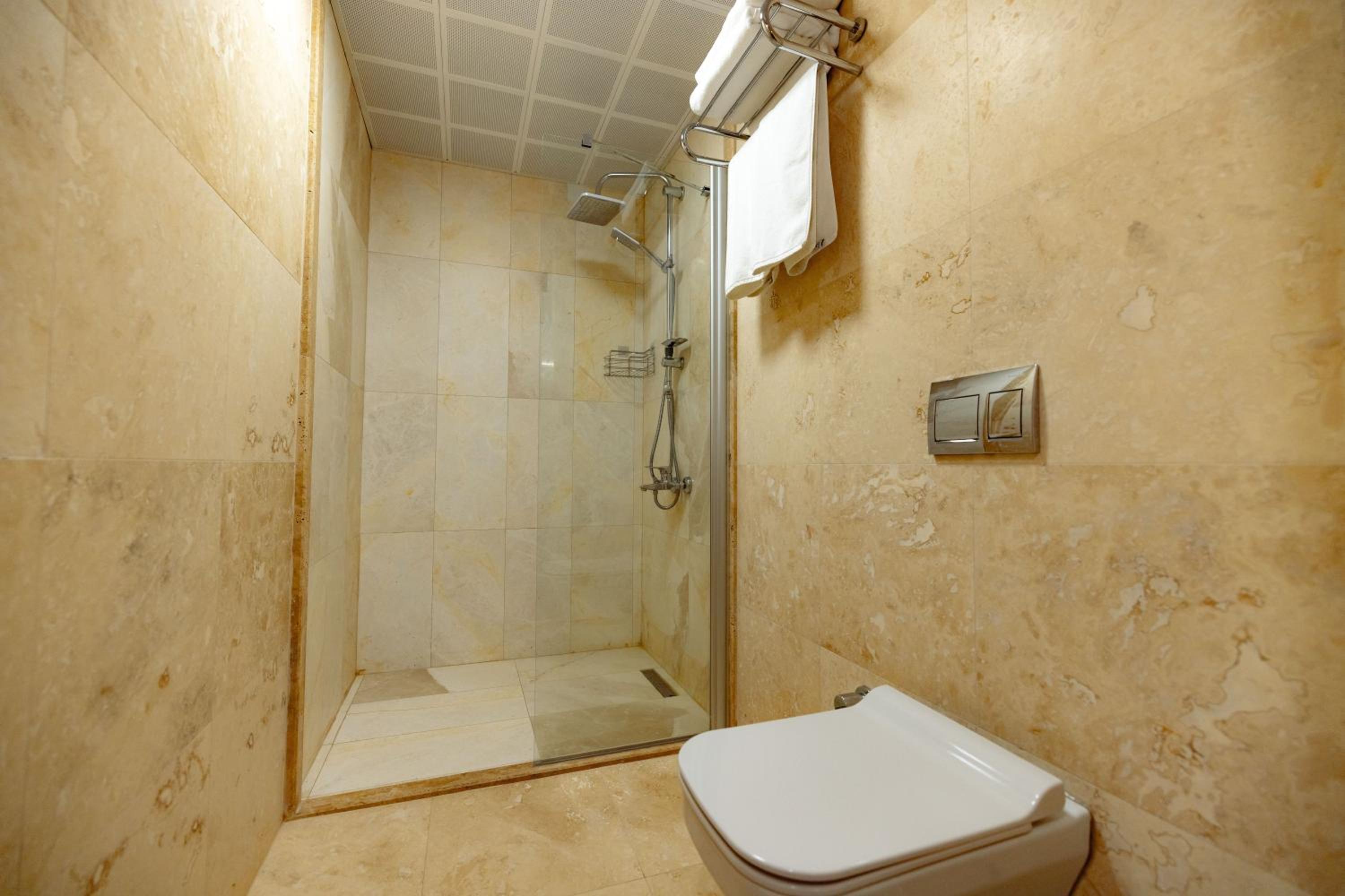 Standard Double Room - Photo 8