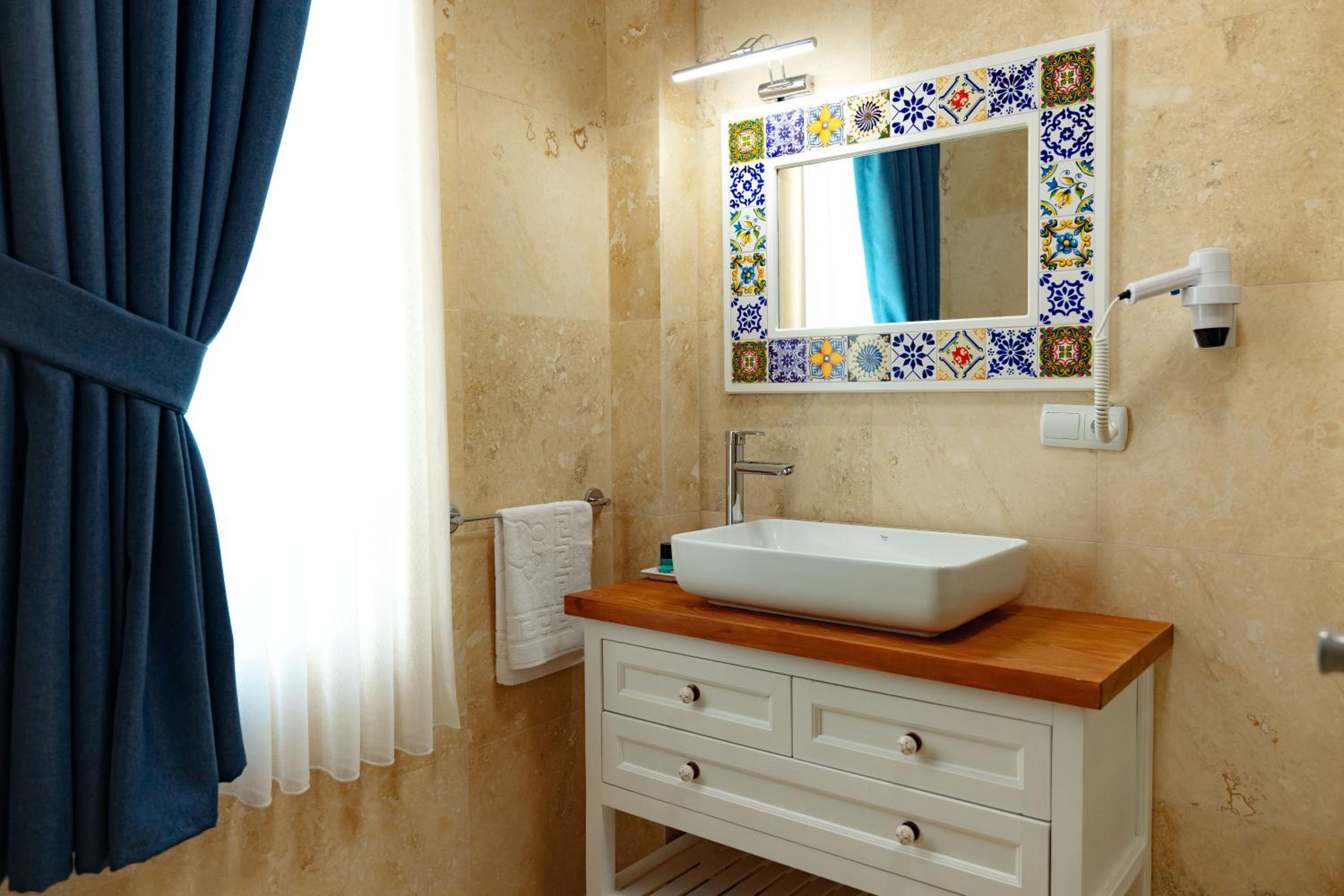 Deluxe Room - Photo 6