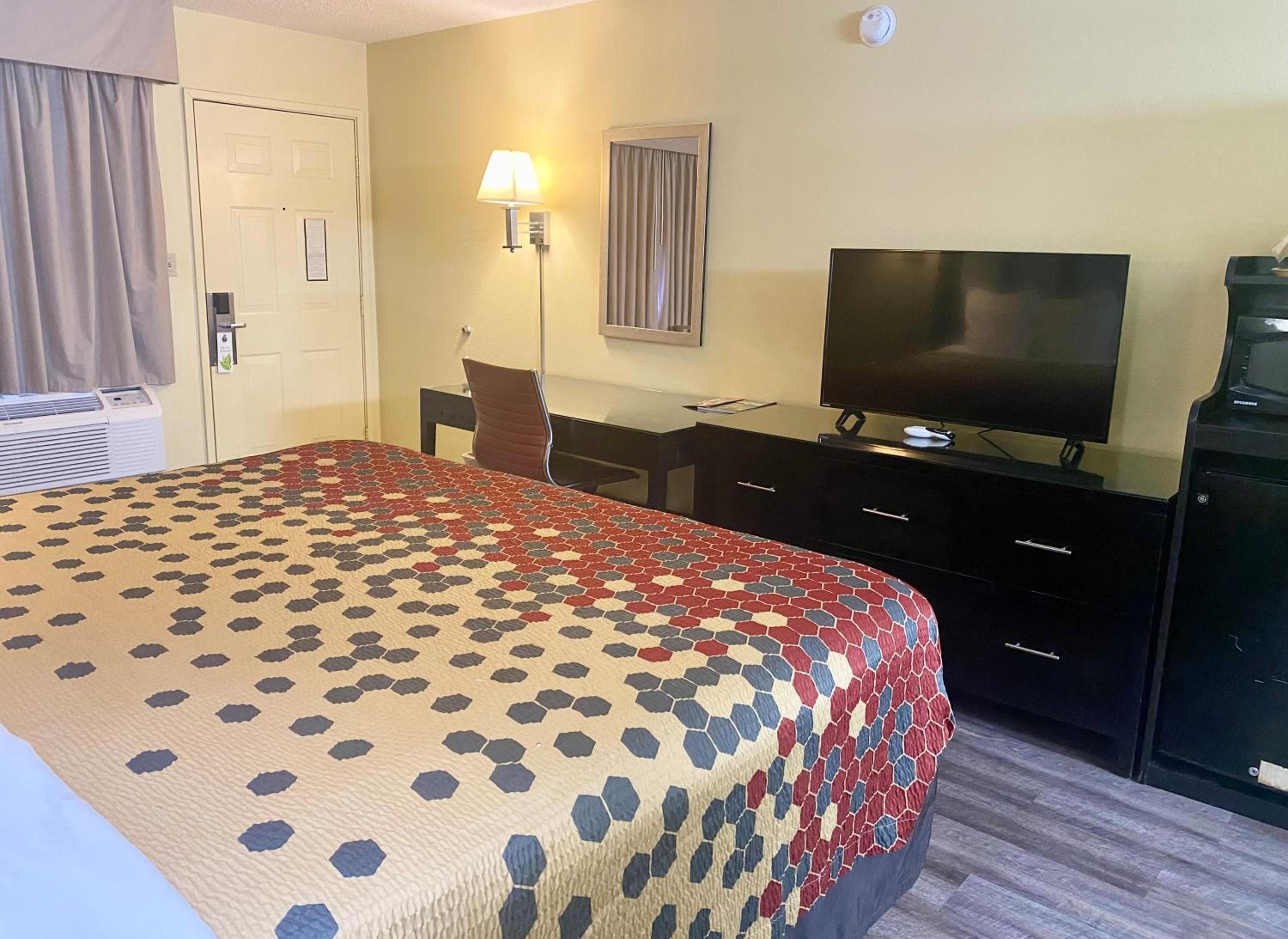 King Room with Roll-in Shower - Mobility Access/Non-Smoking - Photo 5