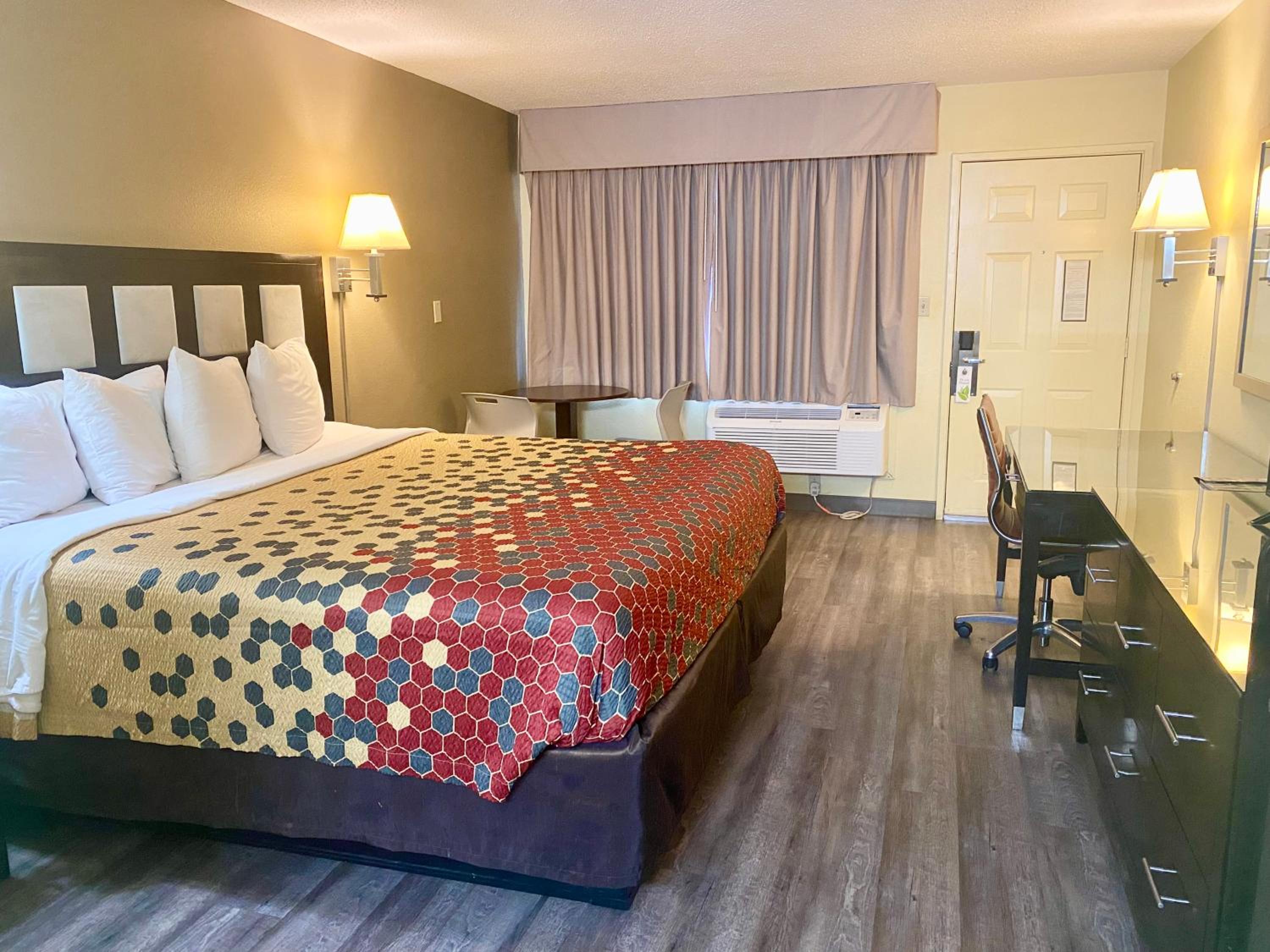 King Room with Roll-in Shower - Mobility Access/Non-Smoking - Photo 1