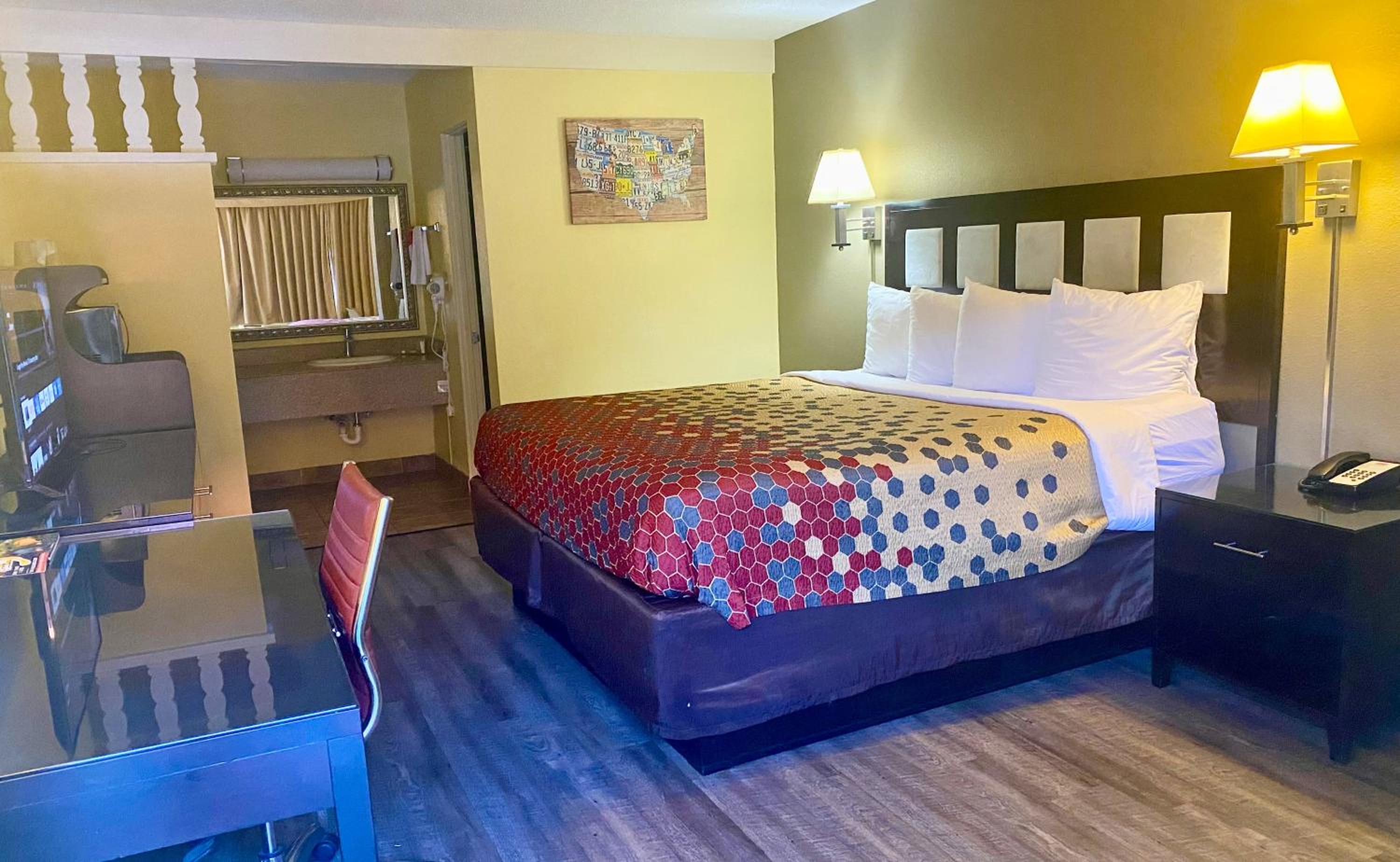 King Room with Roll-in Shower - Mobility Access/Non-Smoking - Photo 3
