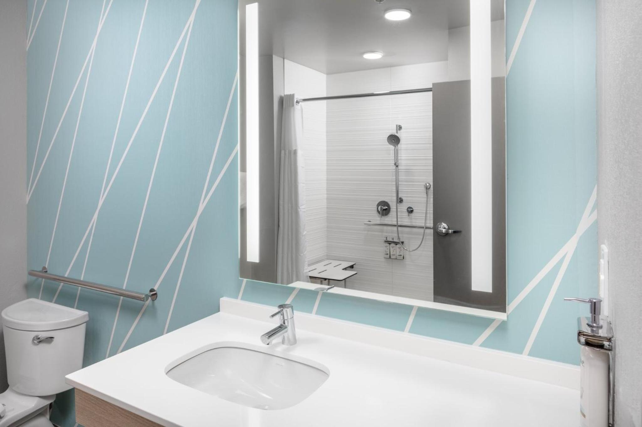 Standard King Room with Mobility Accessible Roll-In Shower - Photo 2