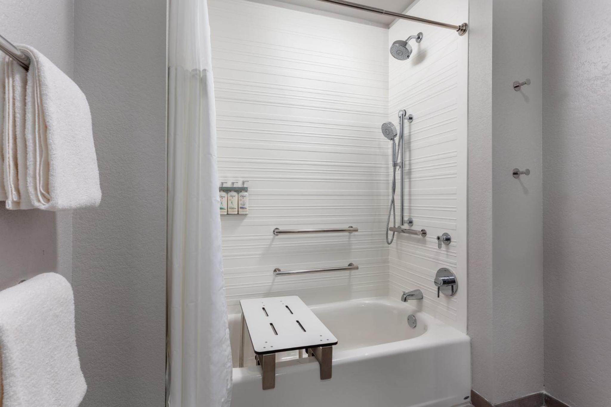 Standard King Room with Mobility Accessible Tub - Photo 4