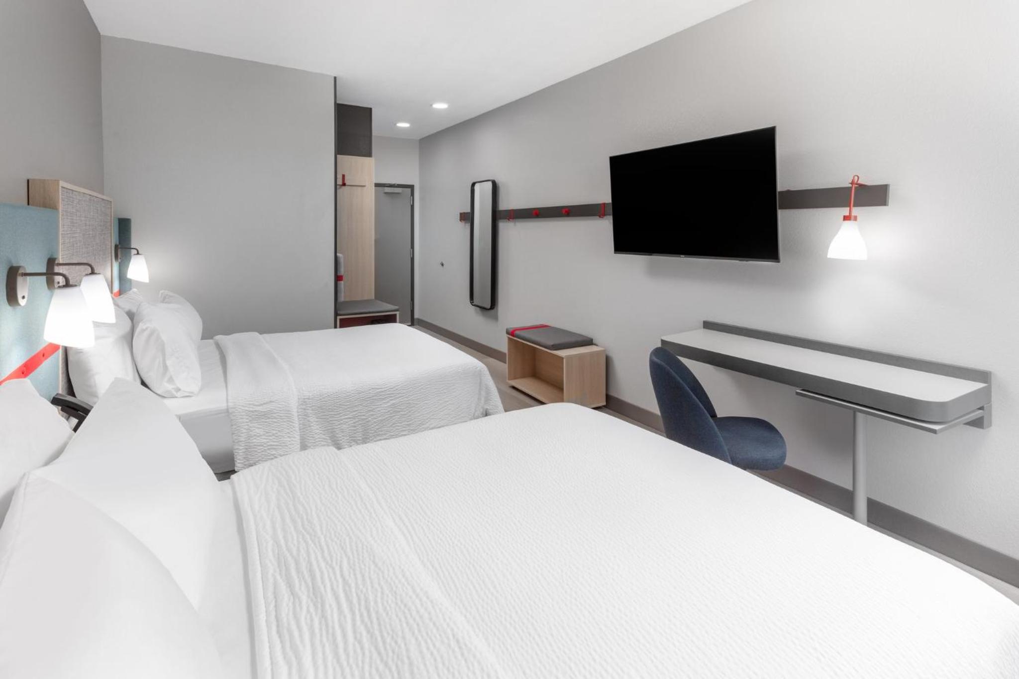 Standard Room with Two Queen Beds - Photo 4