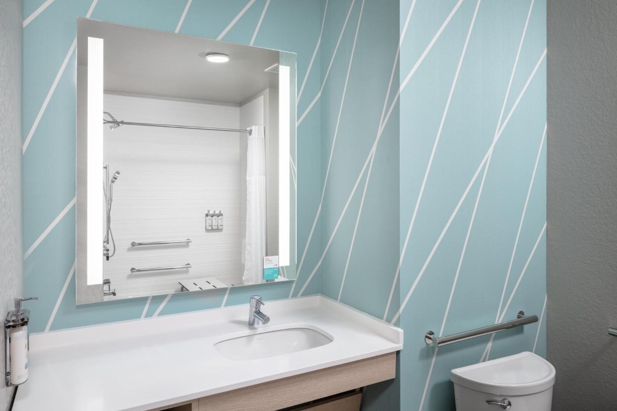 Standard King Room with Mobility Accessible Tub - Photo 5