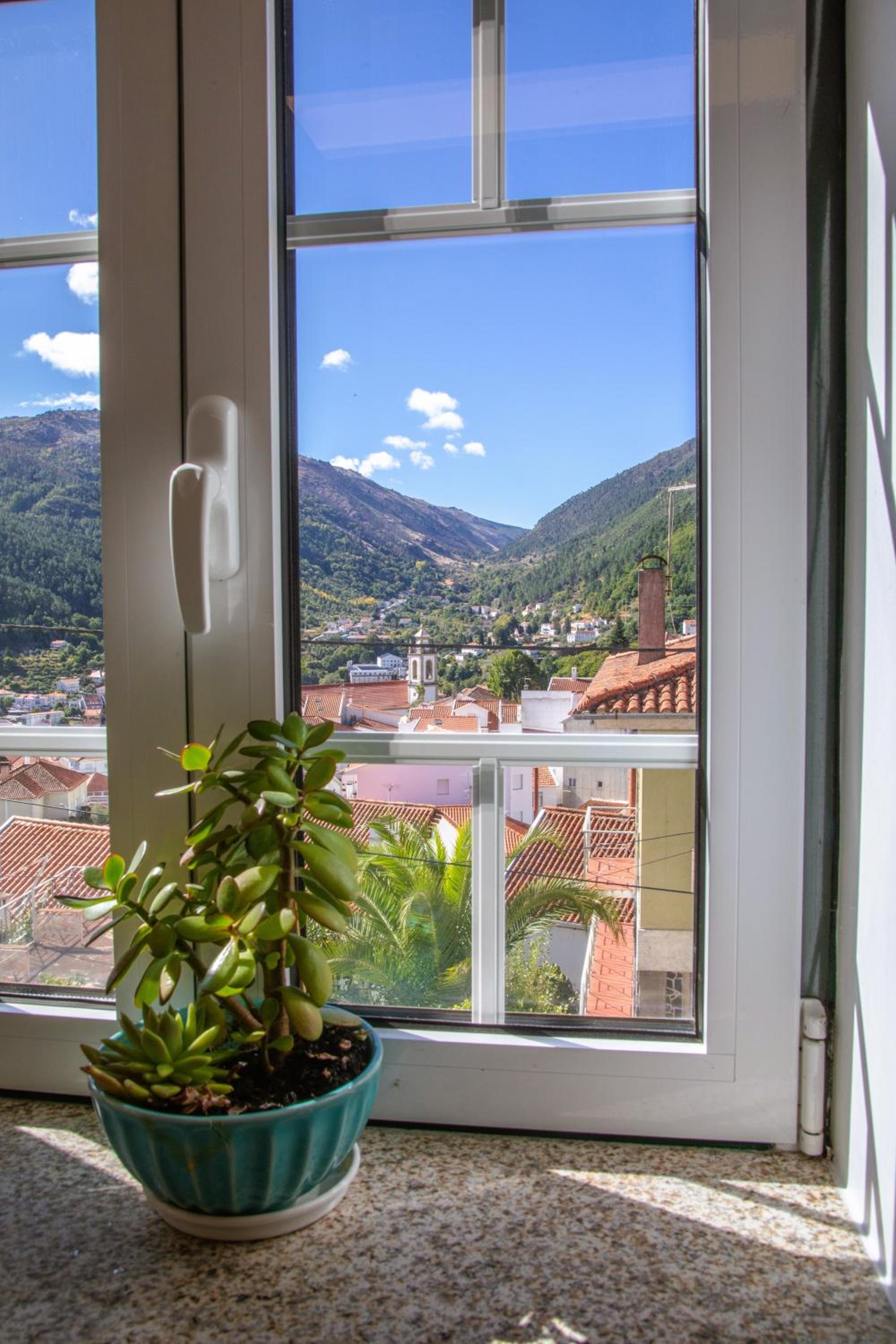 Apartment with Mountain View - Photo 9