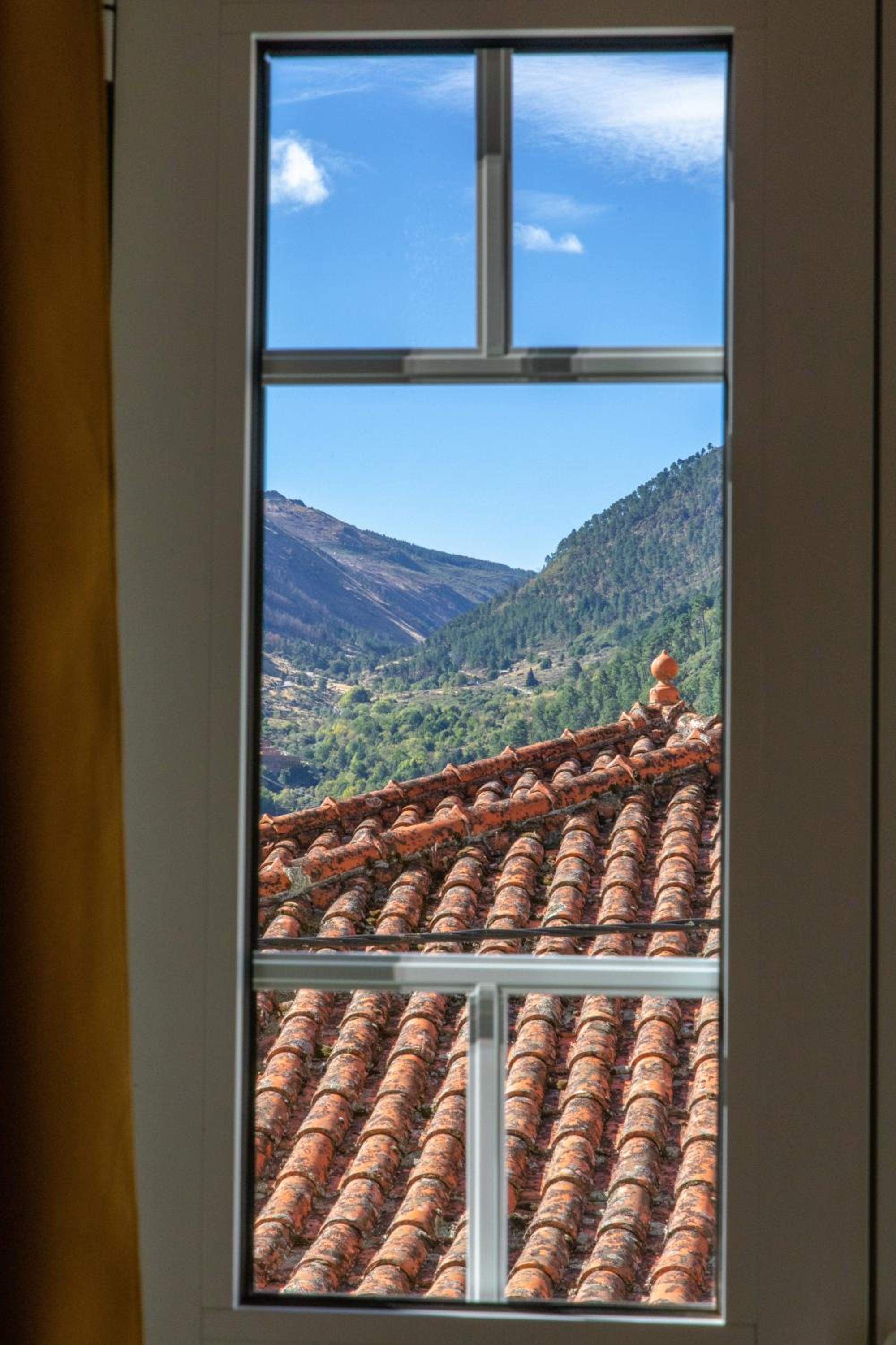 Apartment with Mountain View - Photo 2