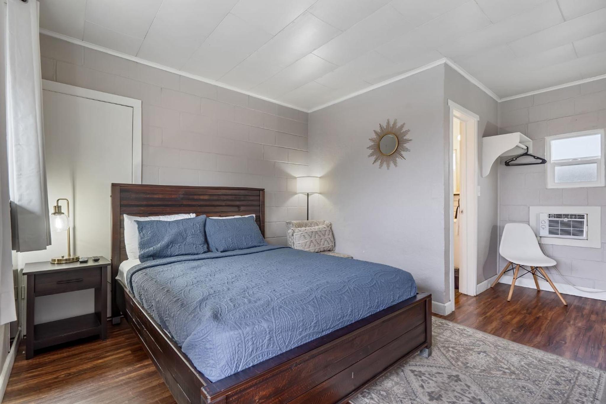 Queen Room photo 2