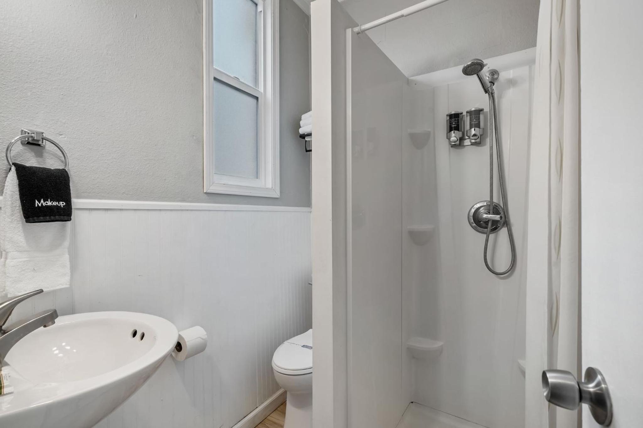Budget Double Room photo 3