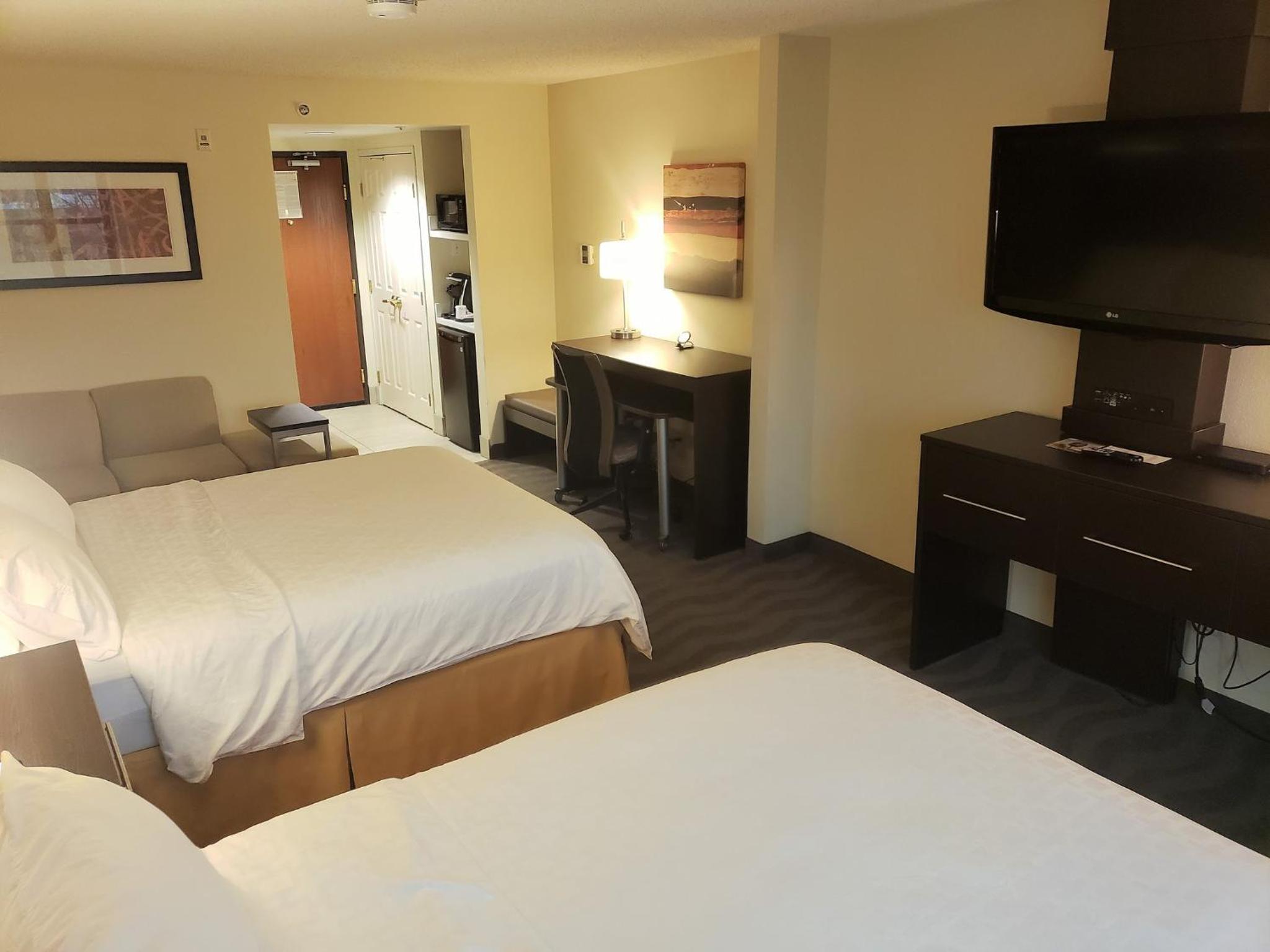 Standard Room with Two Queen Beds - Photo 1