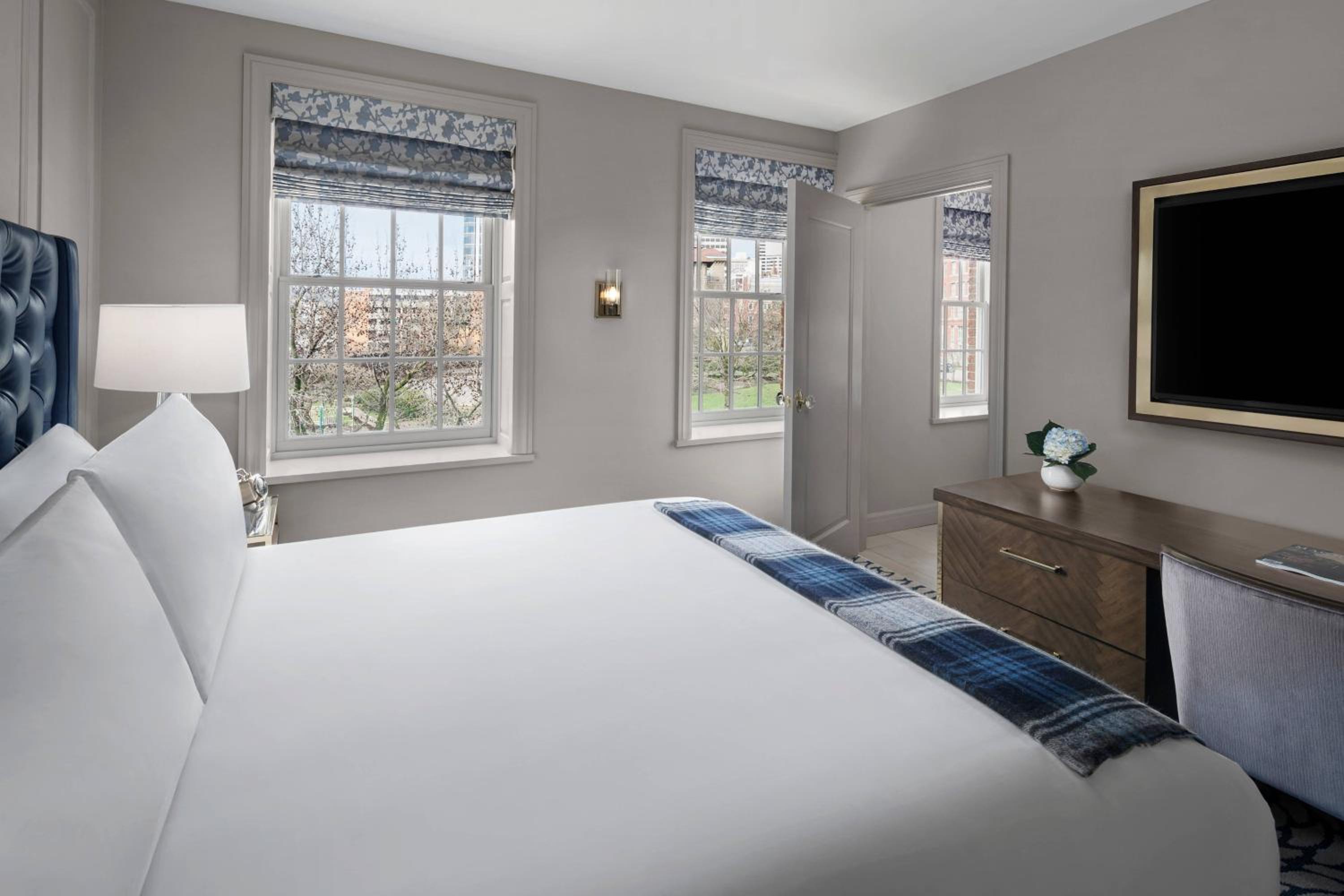 Larger Guest room, 1 King, Park view