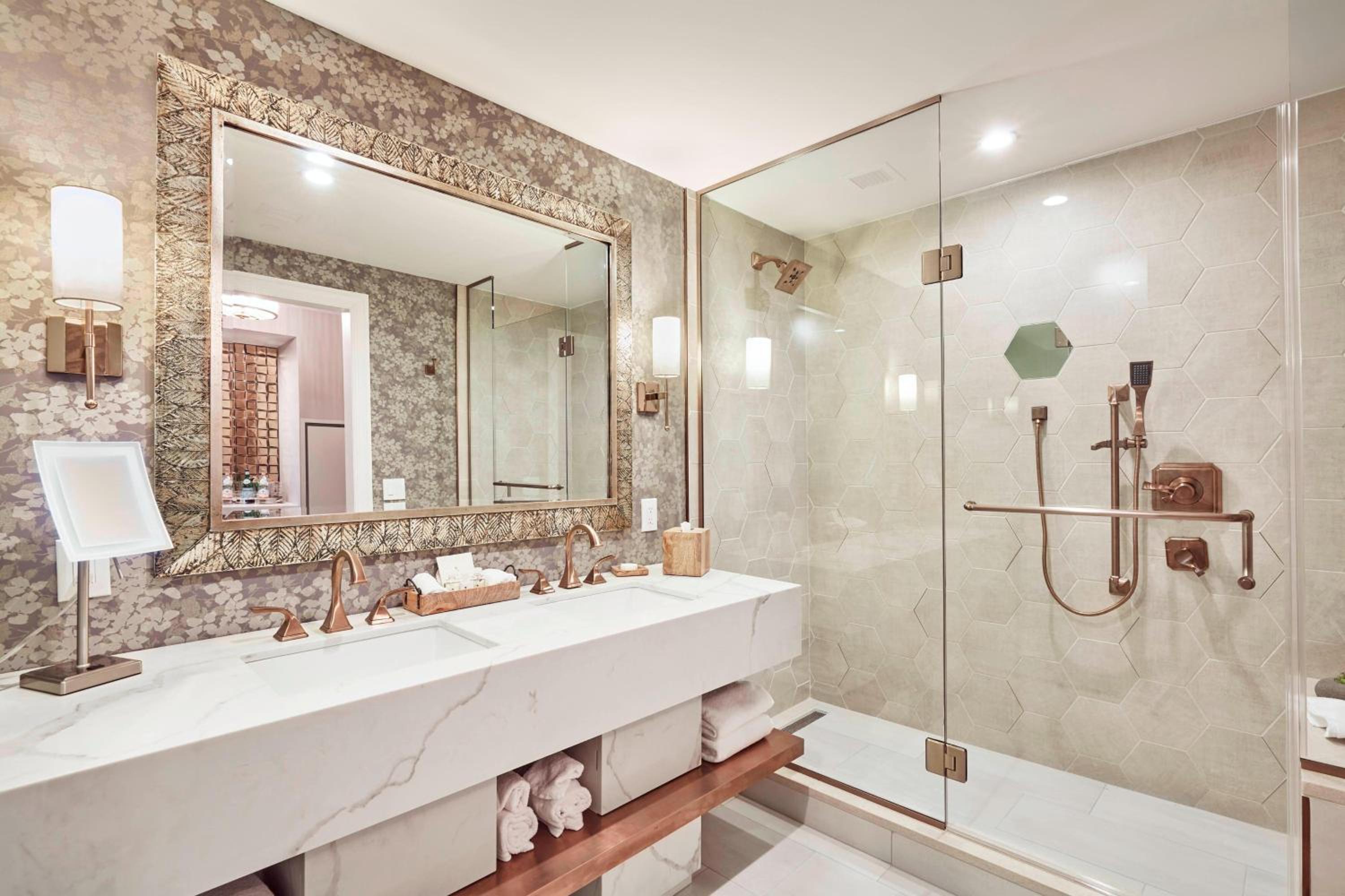 Larger Guest room, 1 King - Photo 7