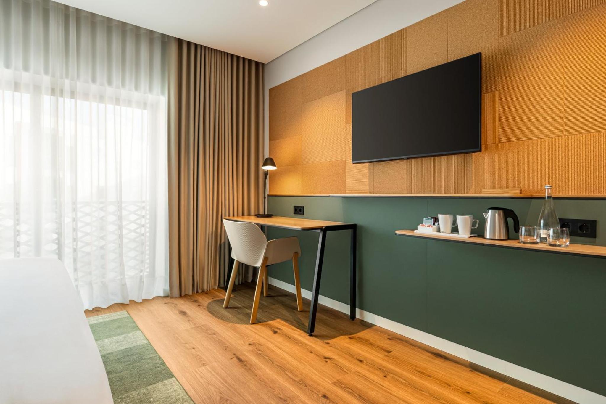 Premium Queen Room with sofa bed - Photo 7
