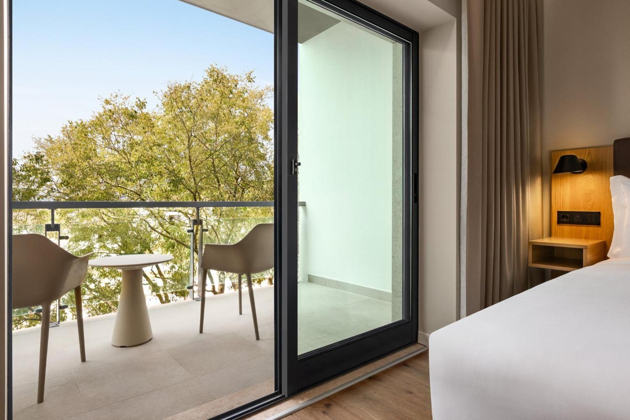 Standard Twin Room with Balcony - Photo 7