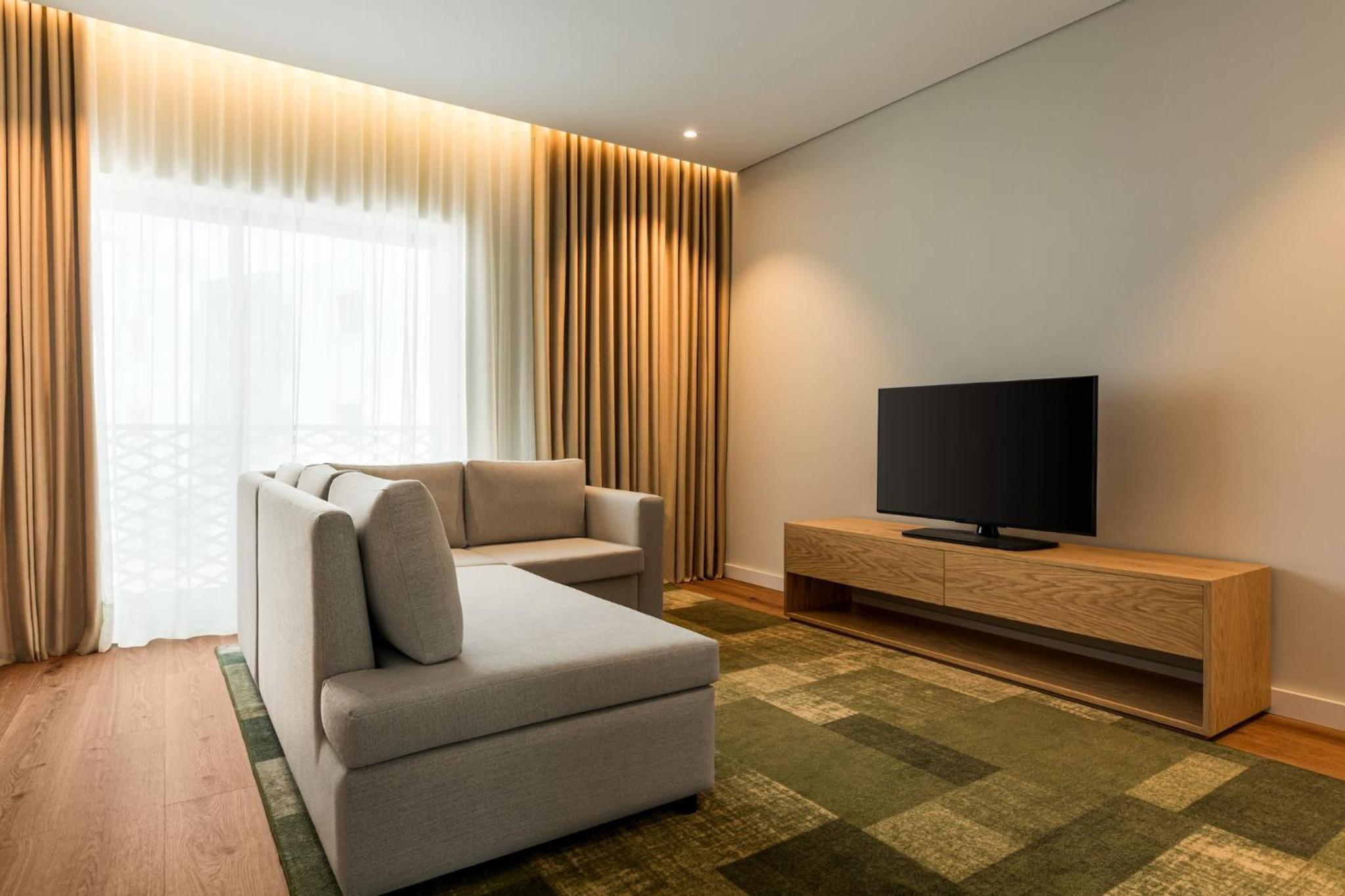 One-Bedroom Suite with Balcony - Photo 7