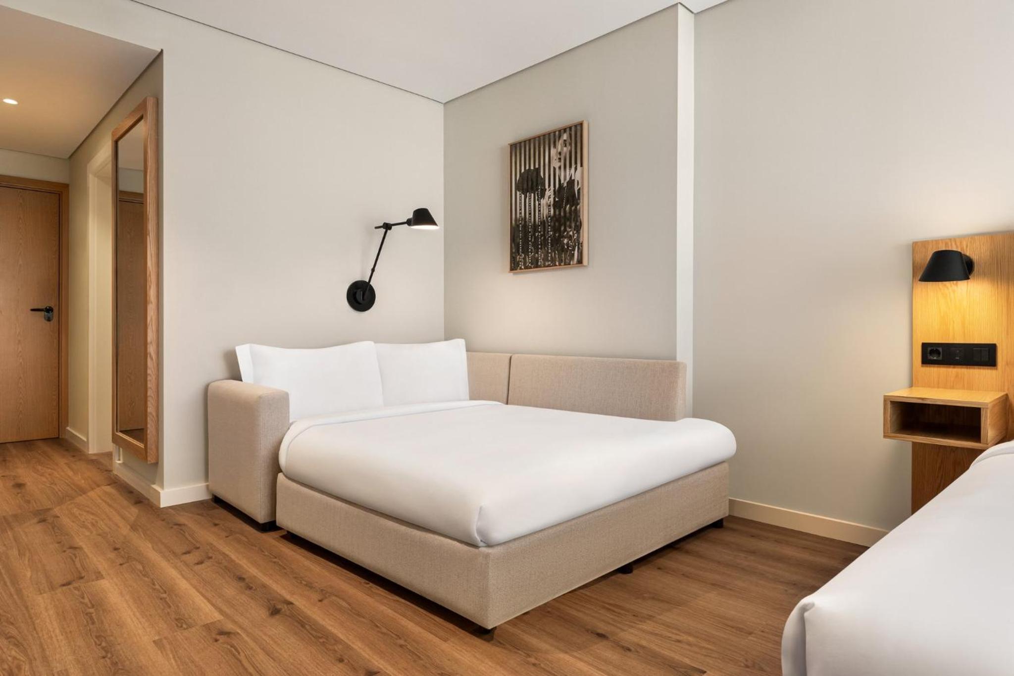 Premium Queen Room with sofa bed - Photo 8