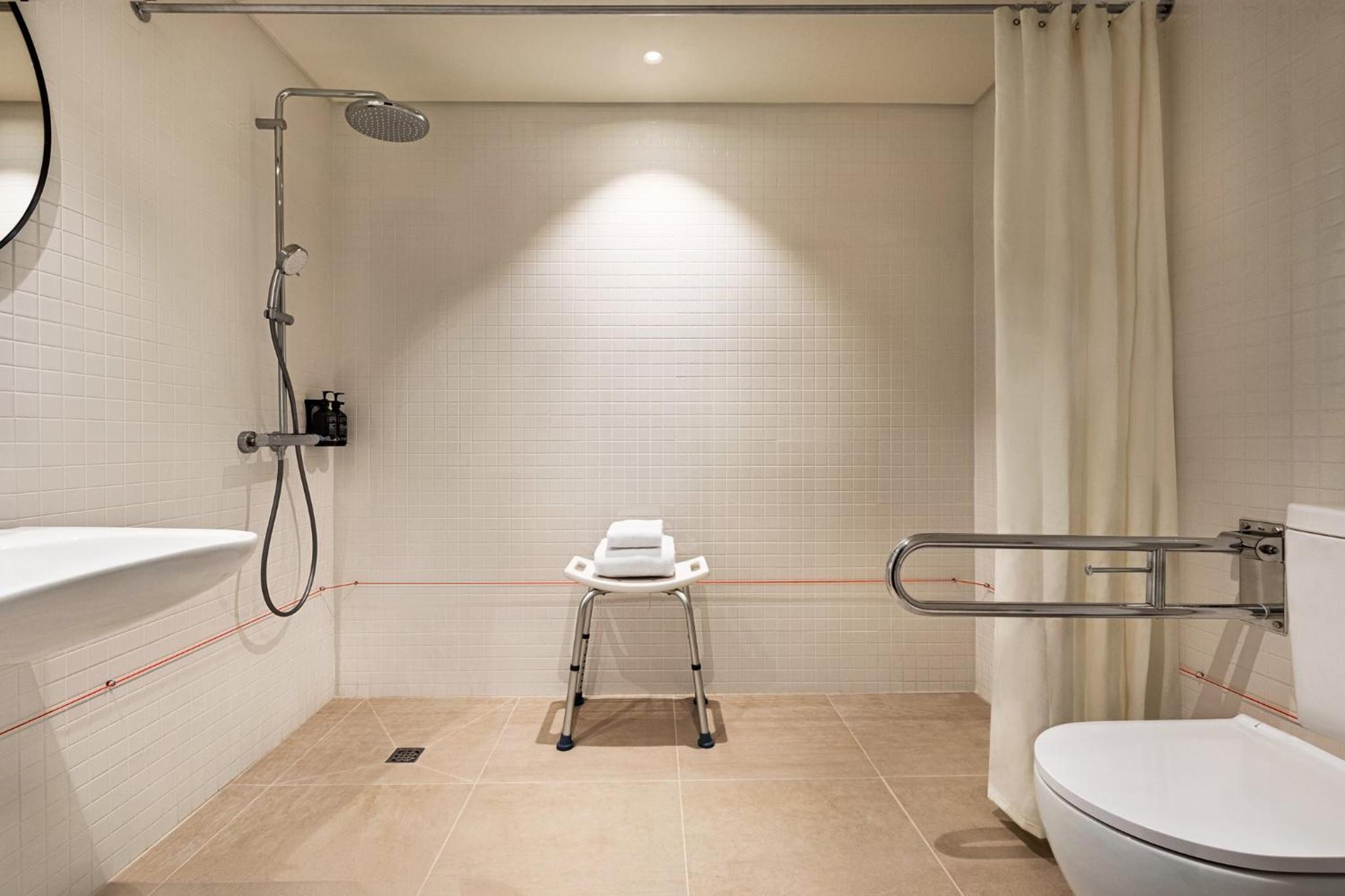 Standard Queen Room - Accessible