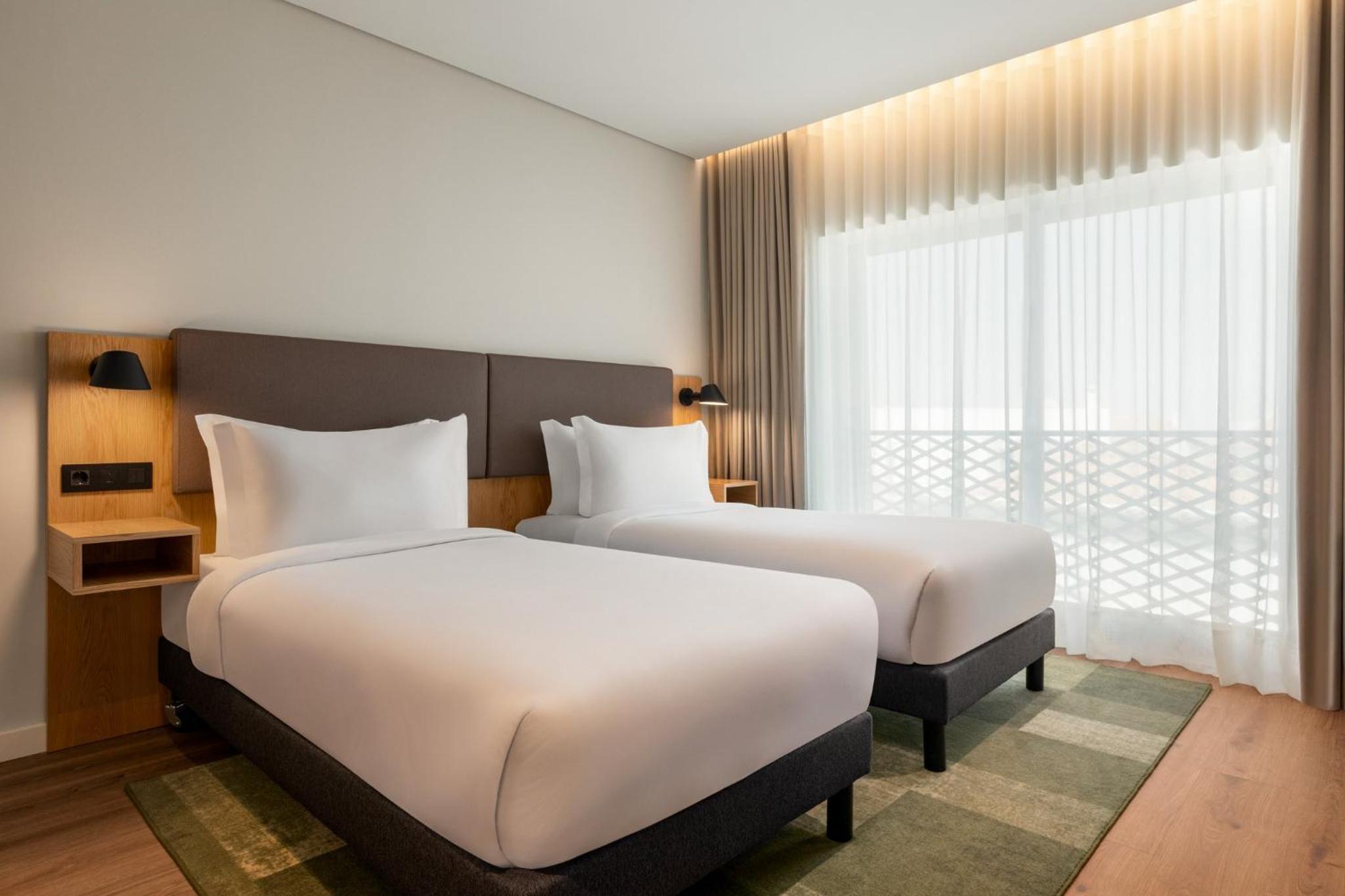 Premium Twin Room with Sofa Bed - Photo 8