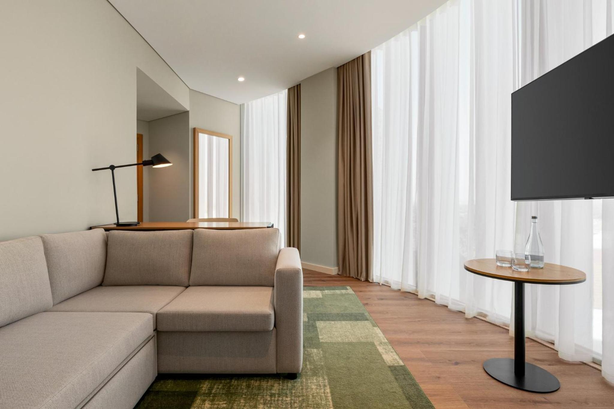 One-Bedroom Suite - Photo 9