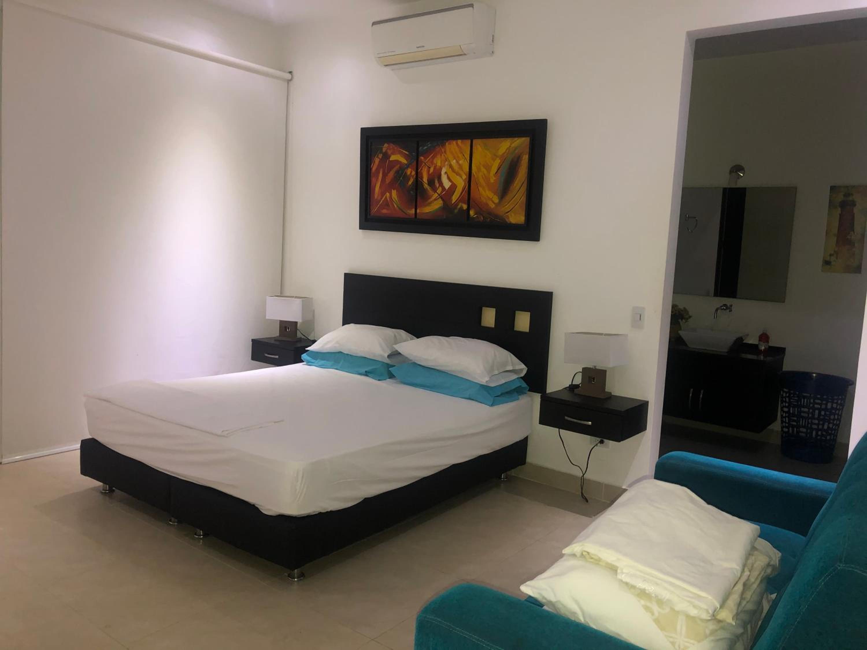 Five-Bedroom House photo 1