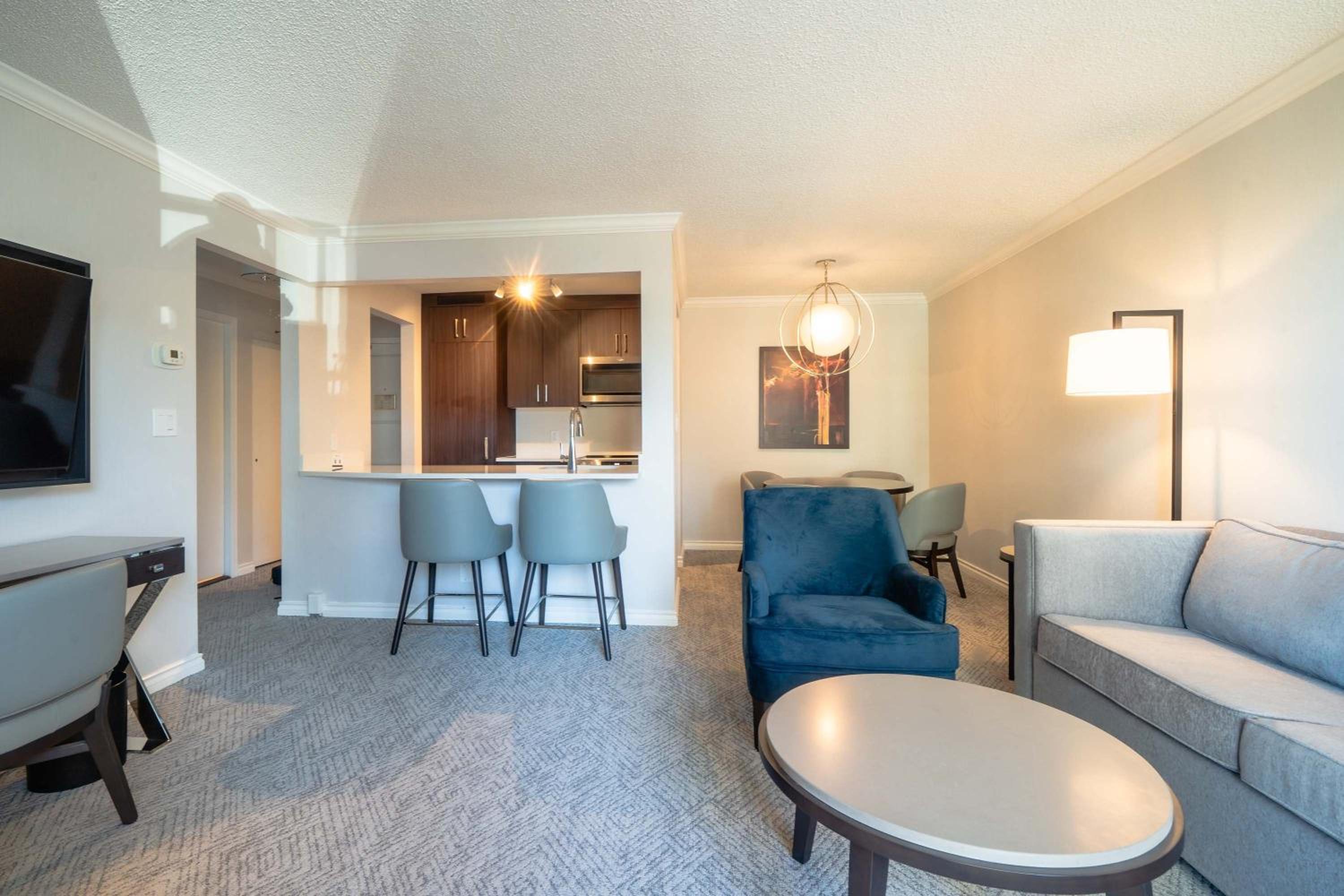 One Bedroom Premium Suite, 1 King Bed, Sofa Bed - Photo 3