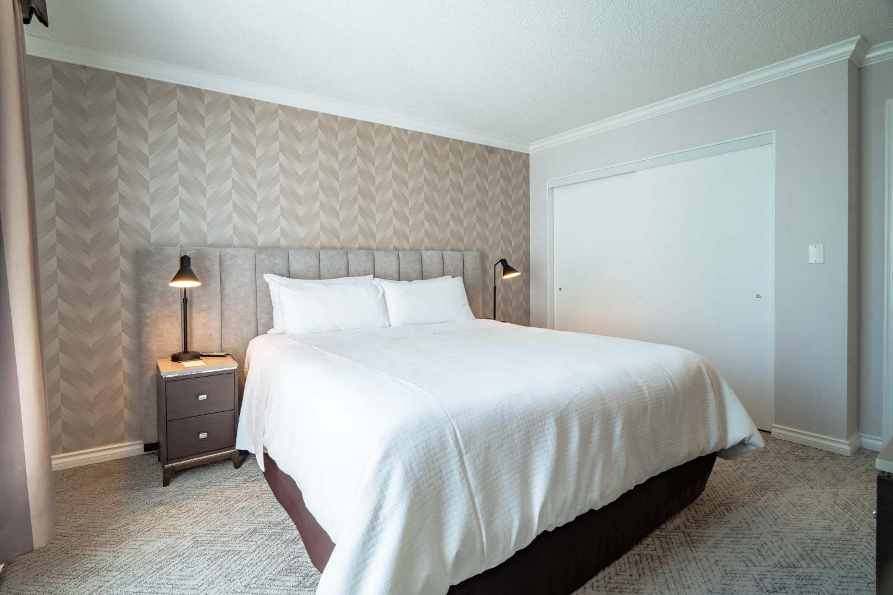 One Bedroom Premium Suite, 1 King Bed, Sofa Bed - Photo 9
