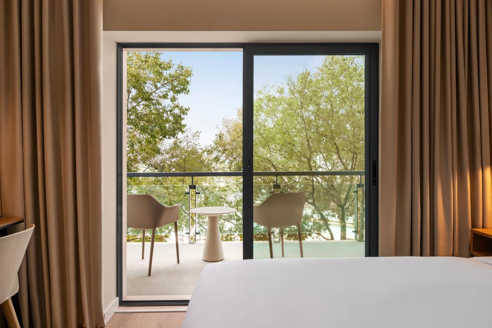 Standard Queen Room with Balcony - Photo 3