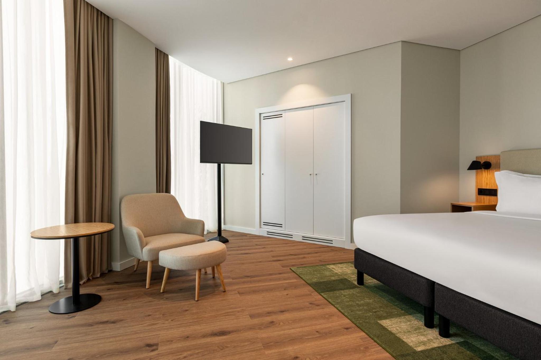 One-Bedroom Suite - Photo 2
