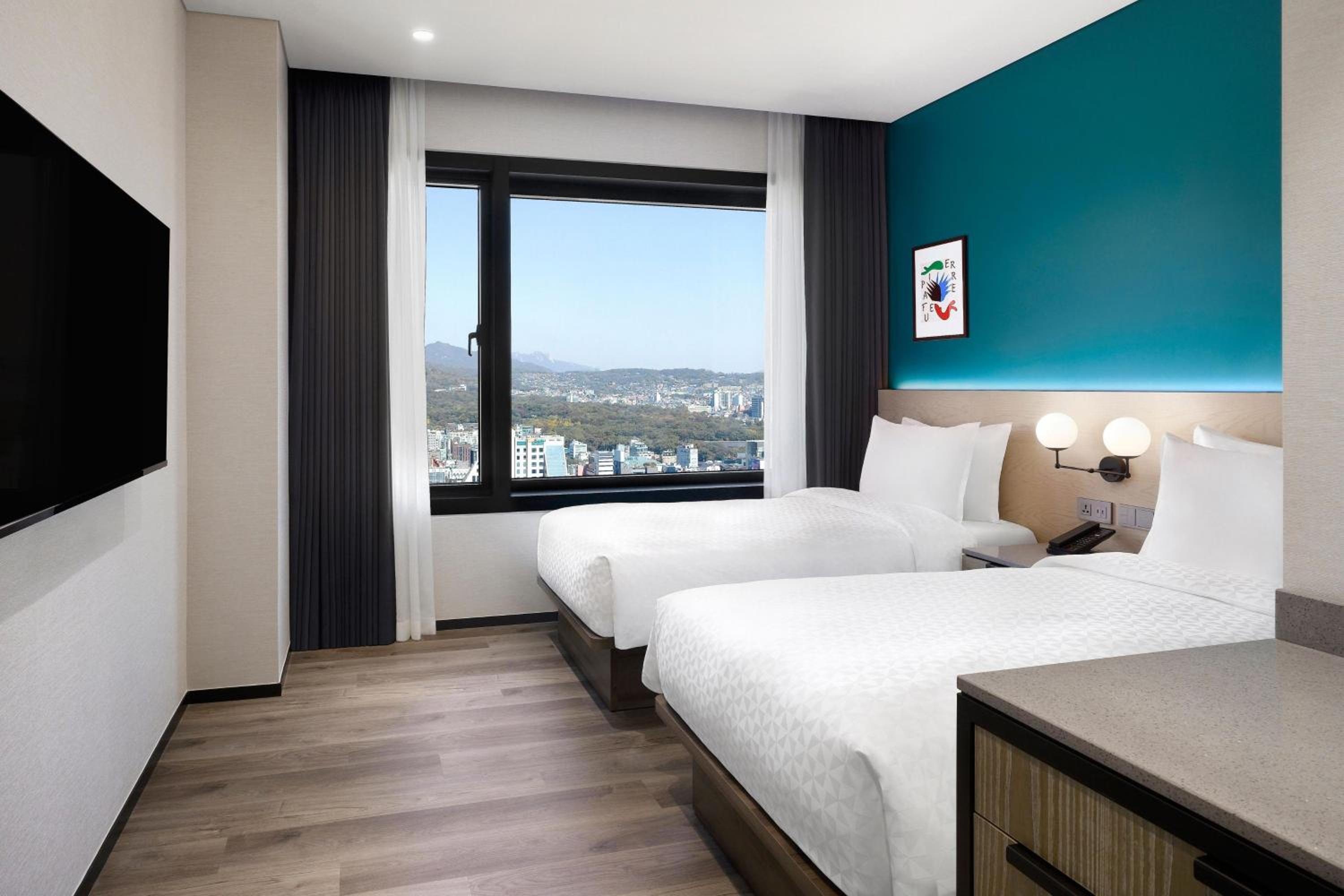 Superior room with two twin beds and city view - Photo 1