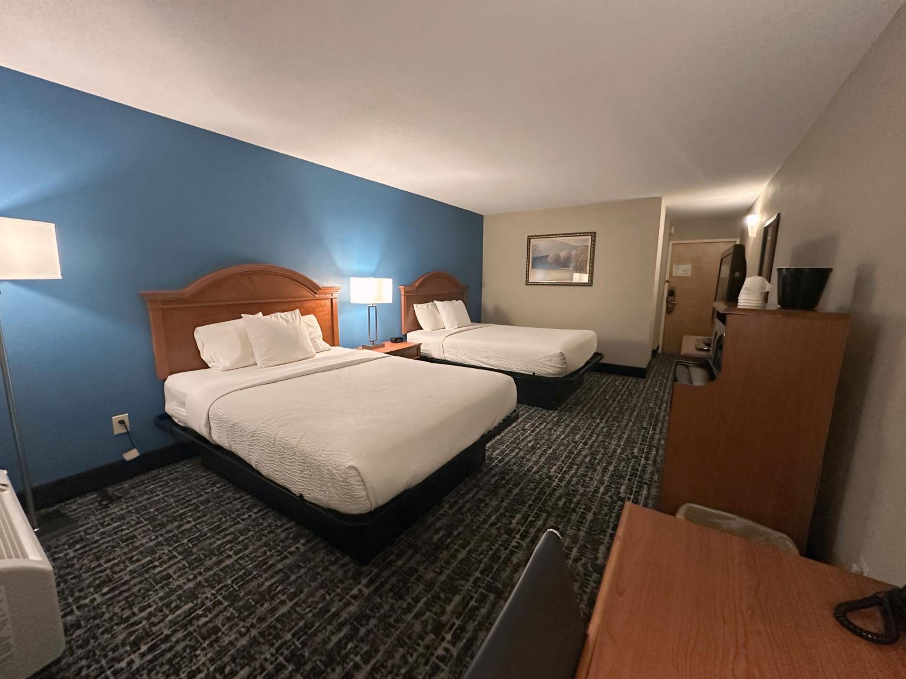Queen Room with Two Queen Beds - Non-Smoking - Photo 5