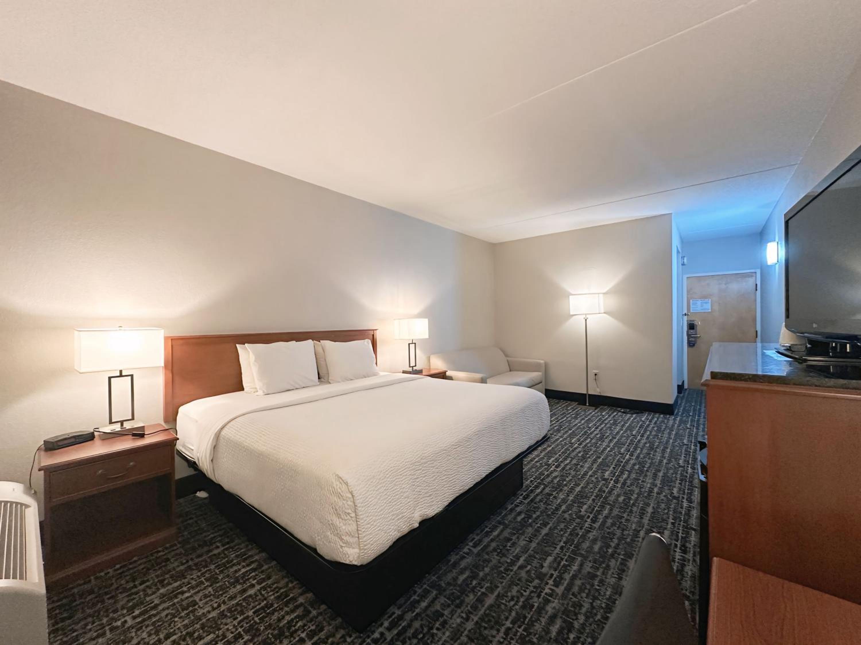 King Room - Non-Smoking - Photo 2