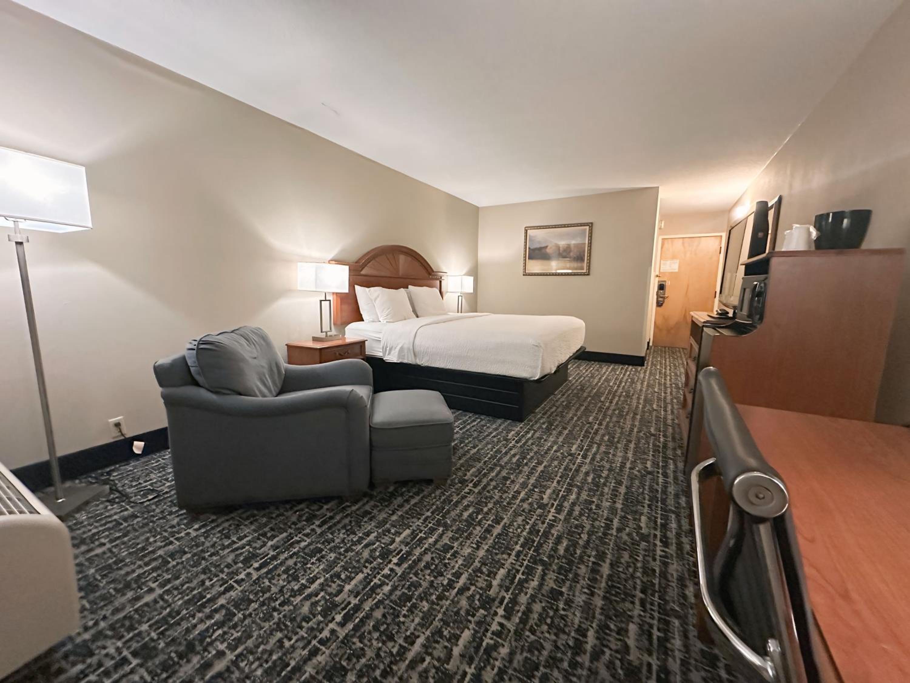 King Room - Non-Smoking - Photo 8