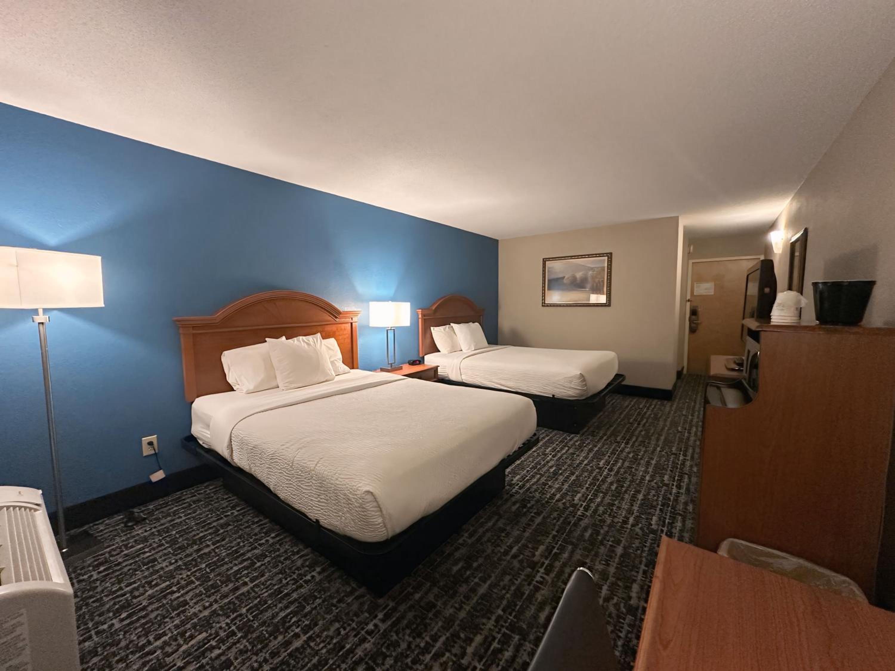 Queen Room with Two Queen Beds - Non-Smoking - Photo 3