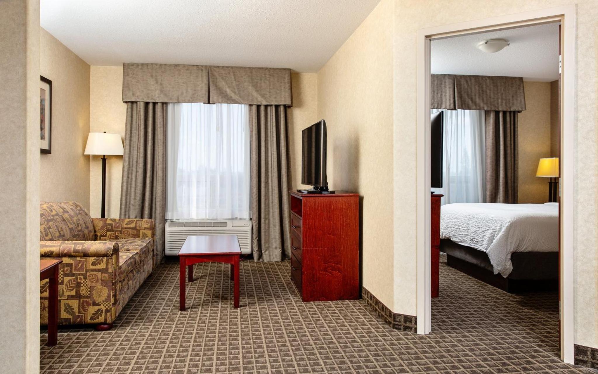 Queen Suite with Sofa Bed - Photo 3