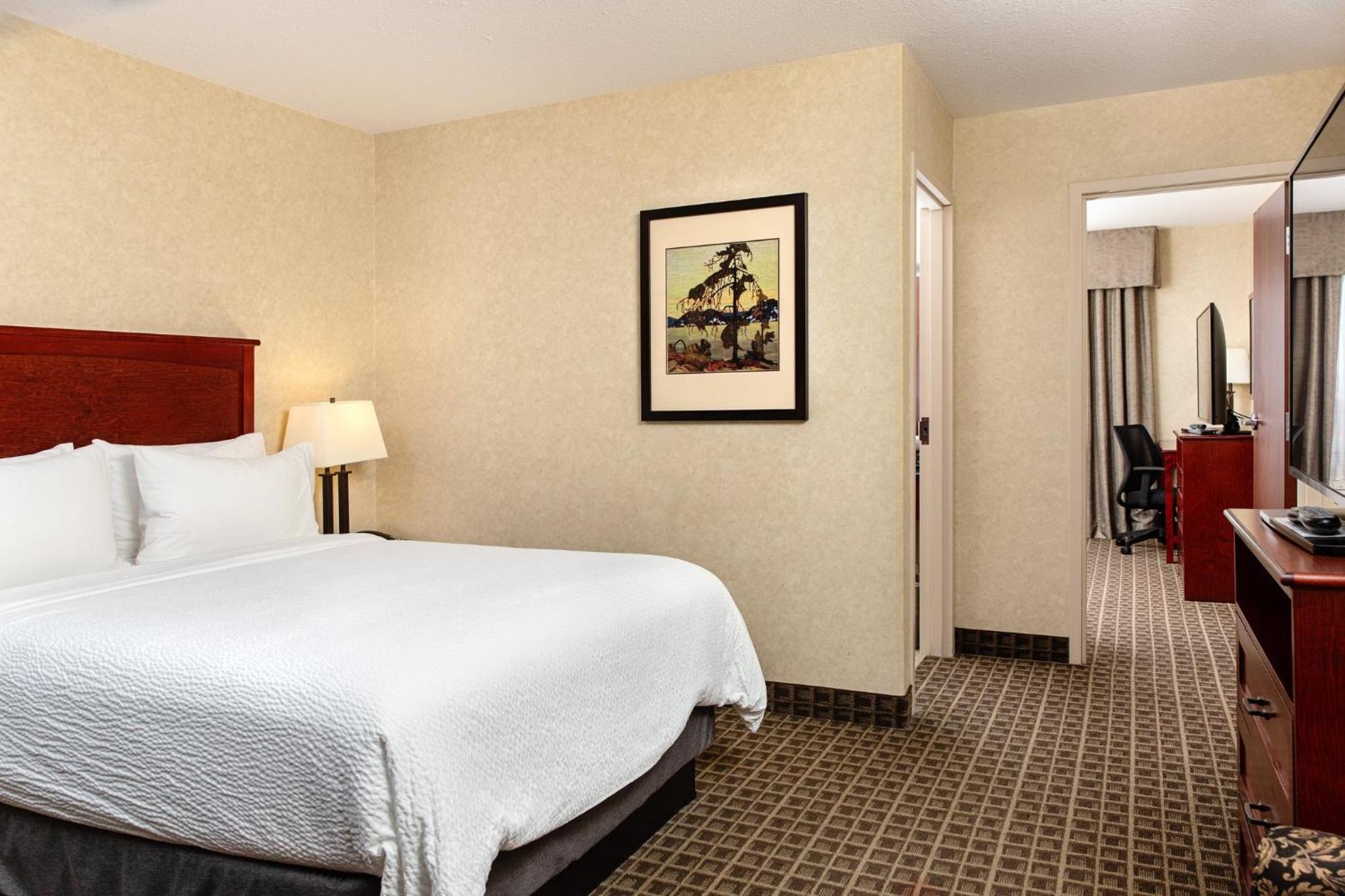 Queen Suite with Two Queen Beds - Photo 3