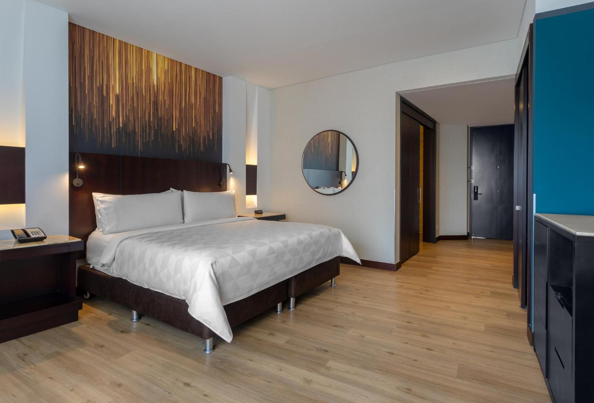 Standard King Room - Accessible photo 2