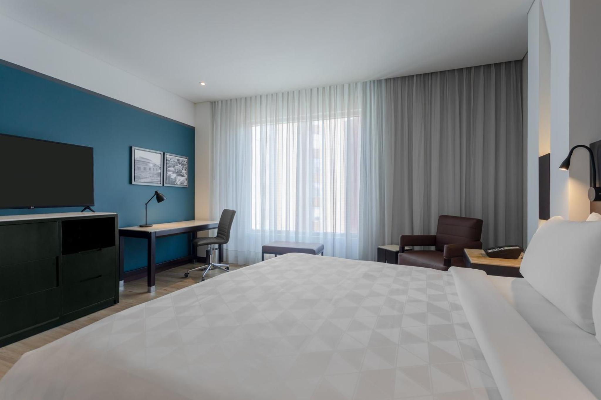 Standard King Room - Accessible photo 3