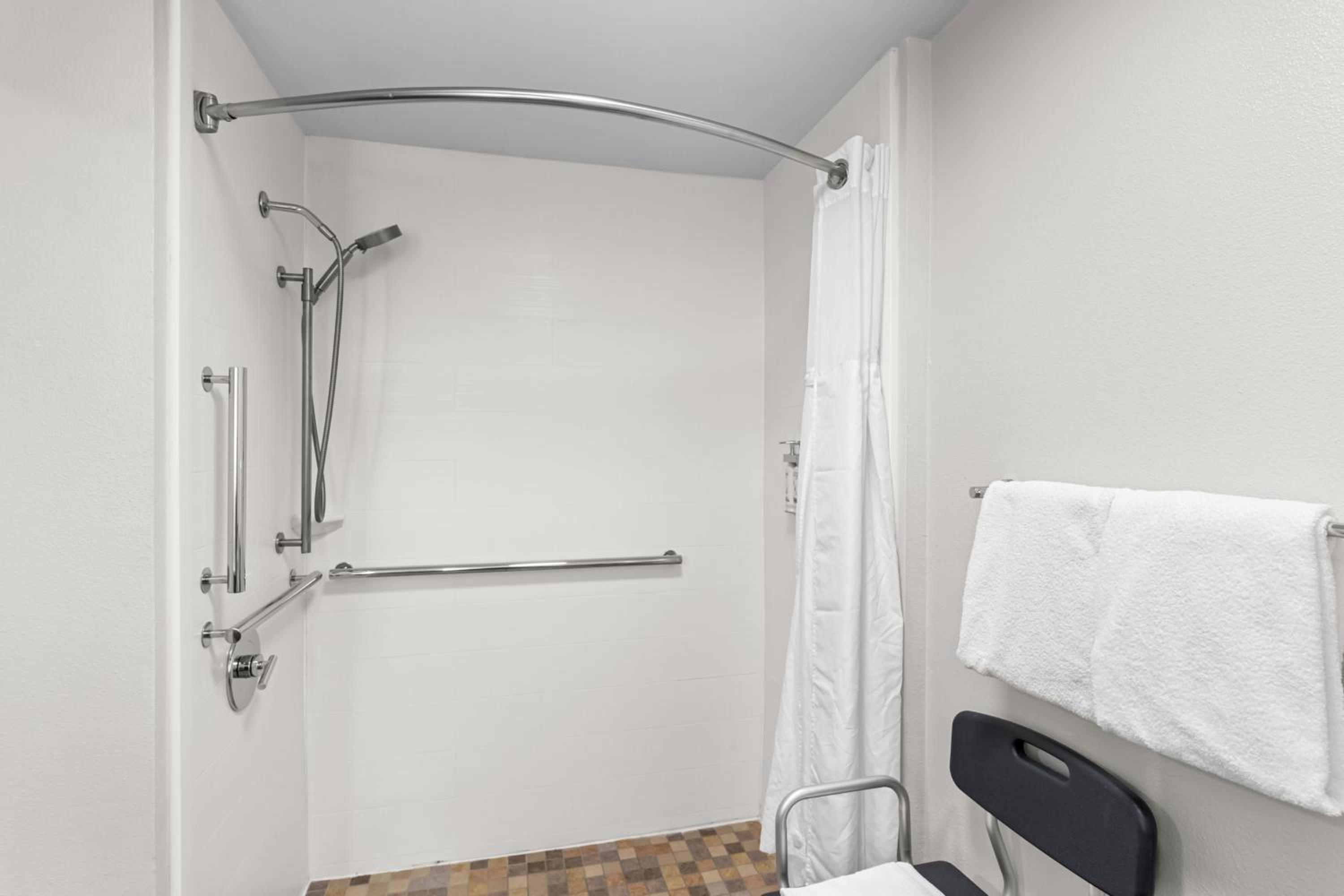 Queen Suite - Disability Access - Photo 7