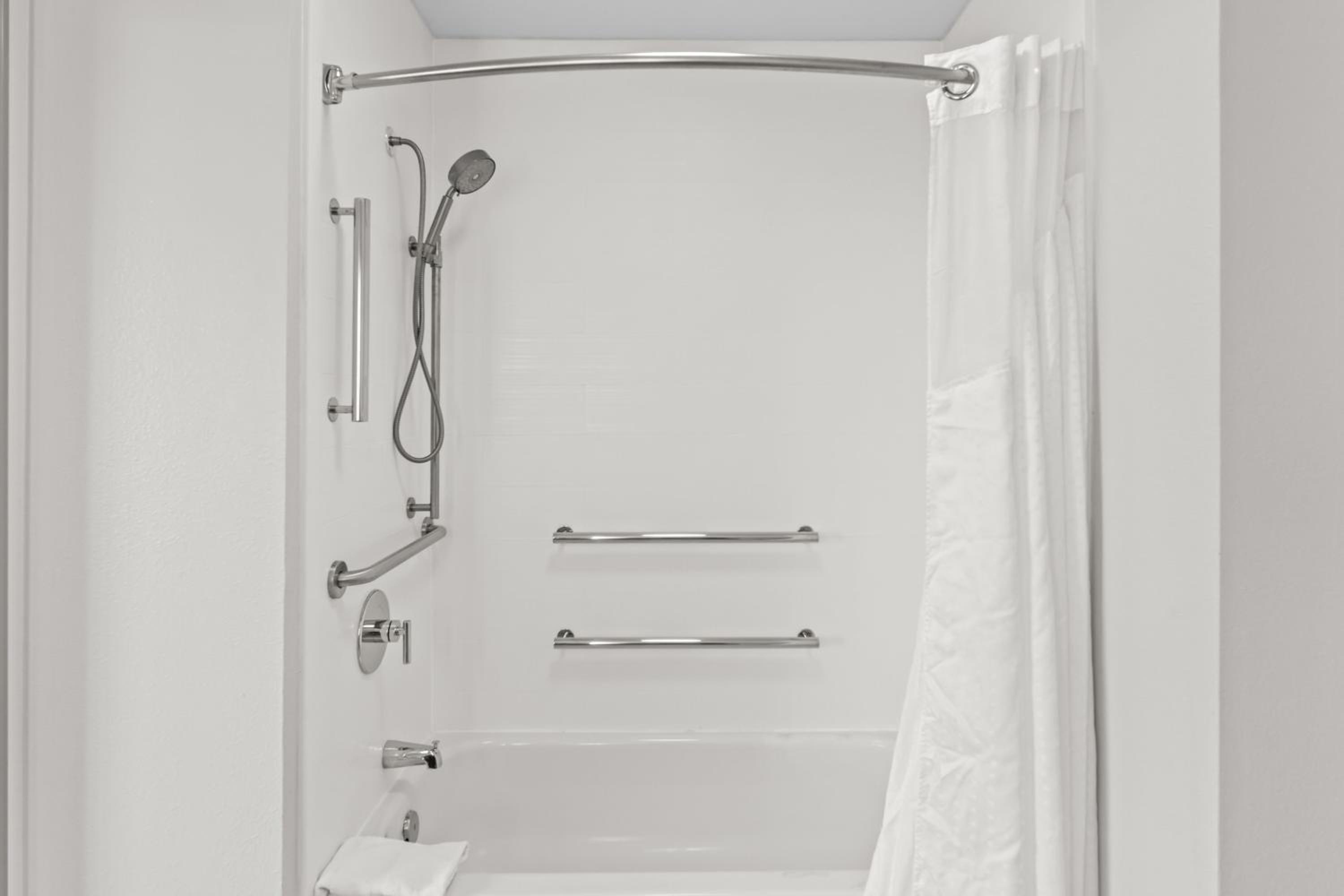 Standard King Room with Accessible Tub - Mobility Access - Photo 3