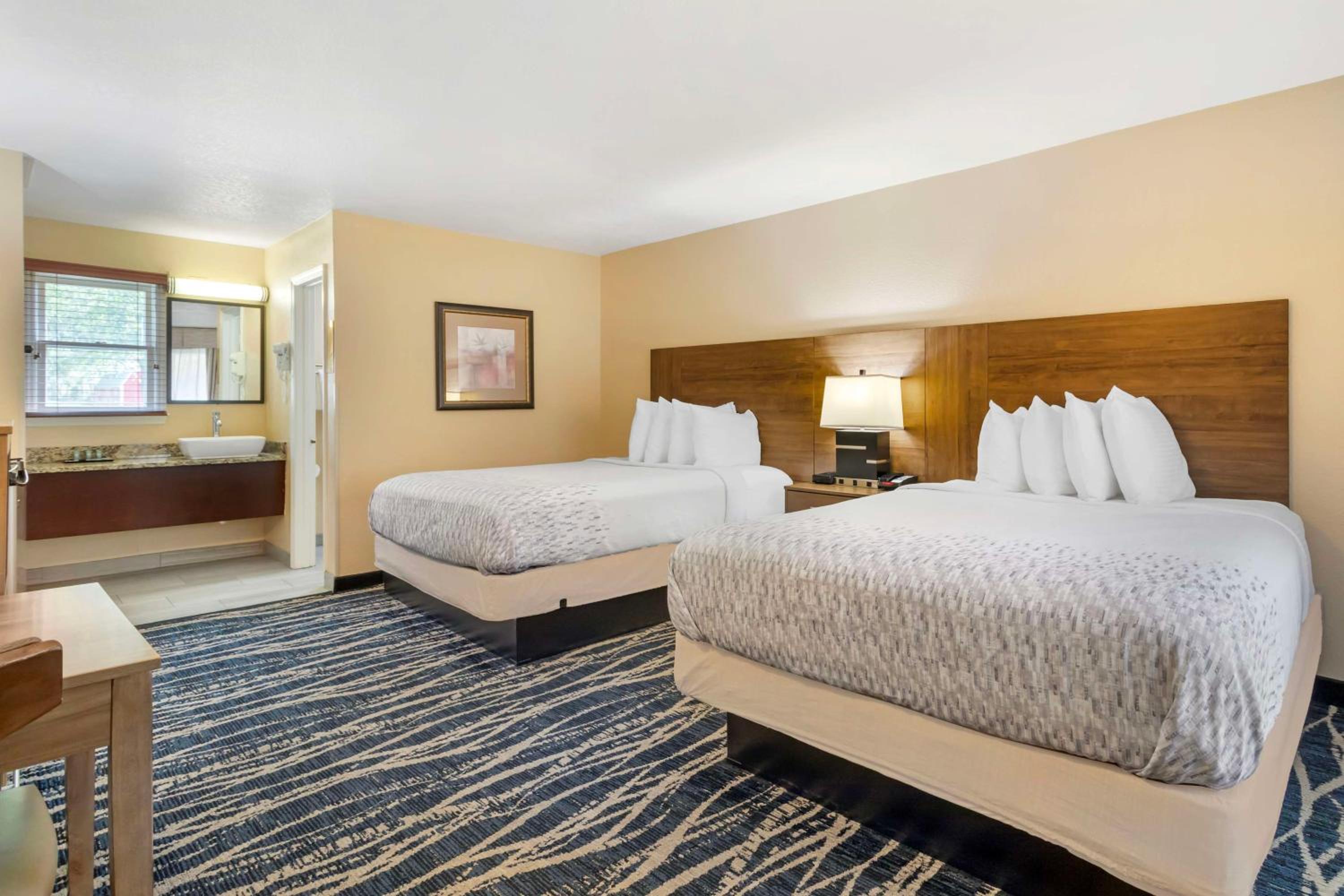 Queen Room with Two Queen Beds and Mountain View photo 1