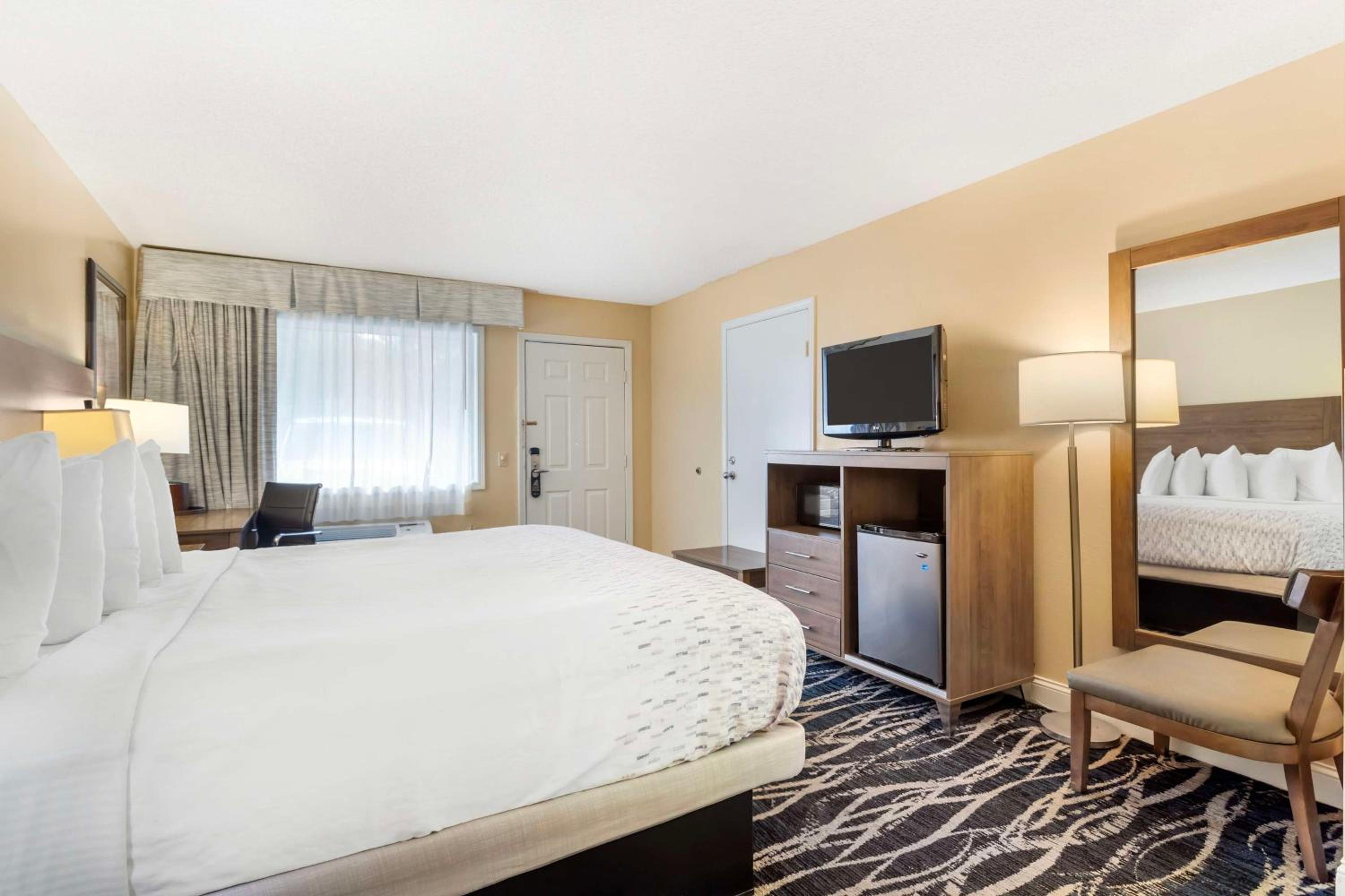 King Room with Roll-in Shower - Disability Access/Non-Smoking photo 3