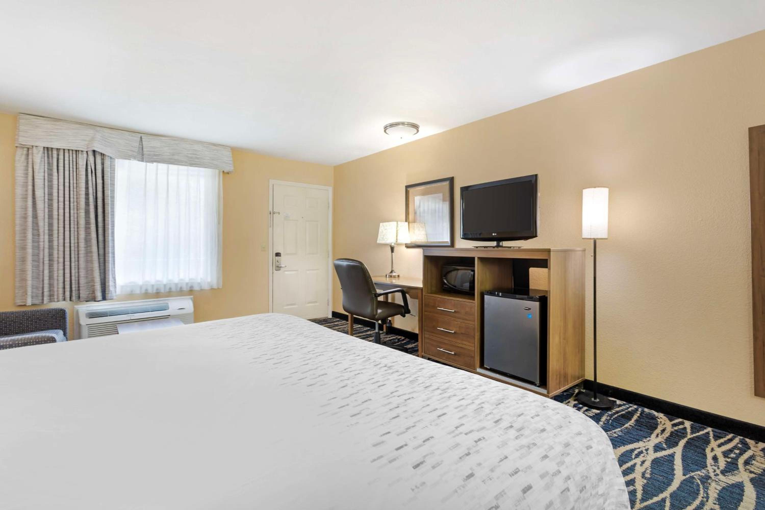 King Room with Sofa Bed - Non-Smoking photo 3