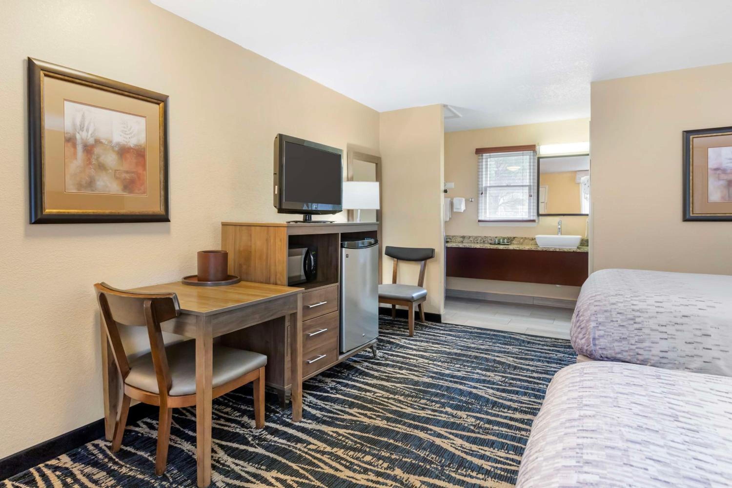 Queen Room with Two Queen Beds and Mountain View photo 2