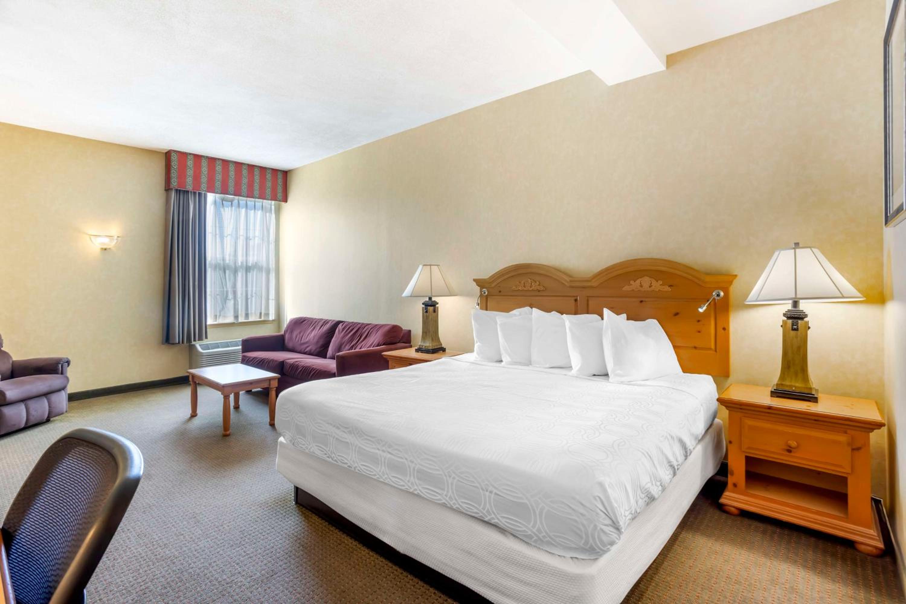 King Room With Whirlpool And Sofa - Non-Smoking