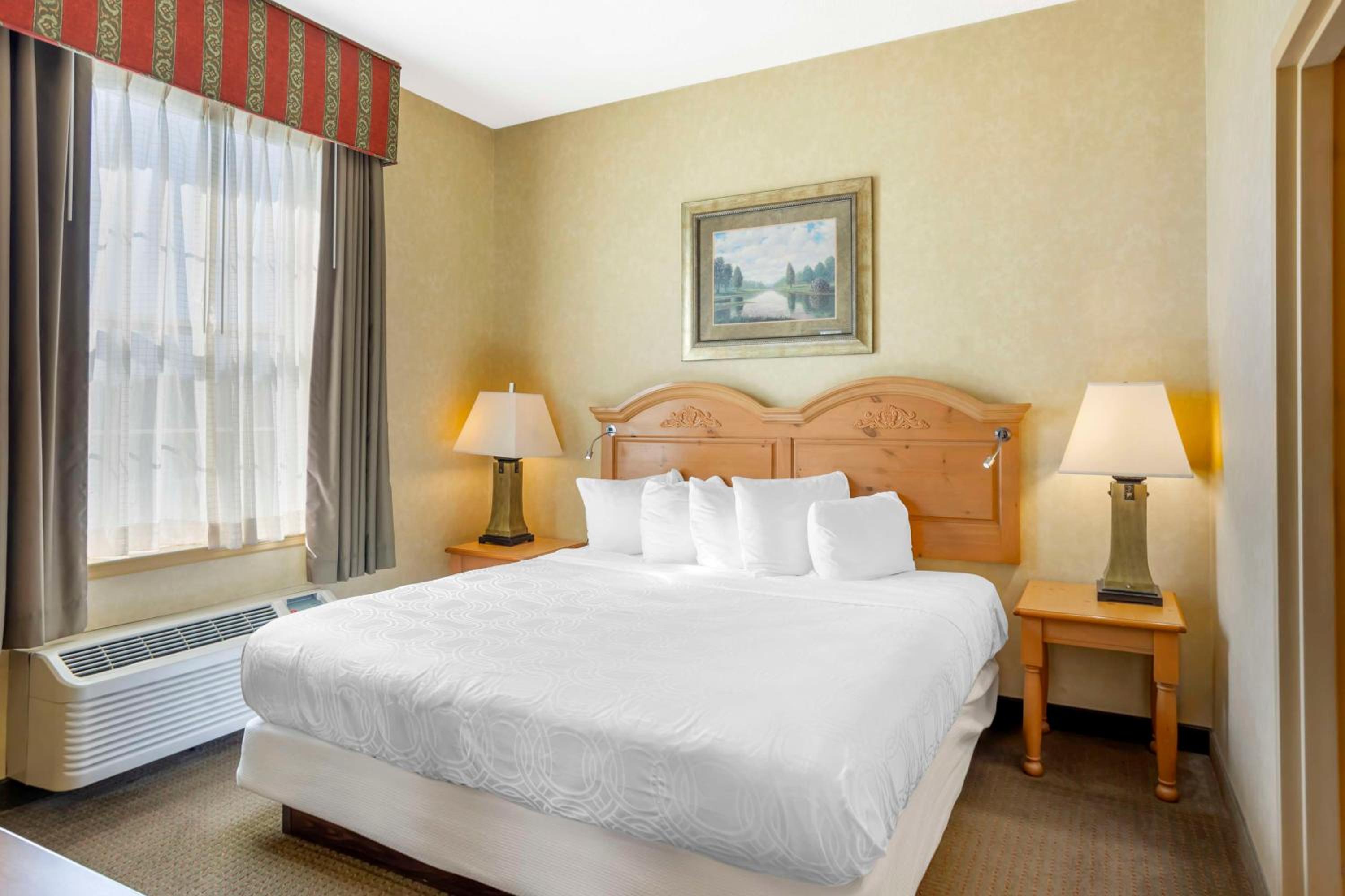 Suite with One King Bed and One Queen Bed - Non-Smoking