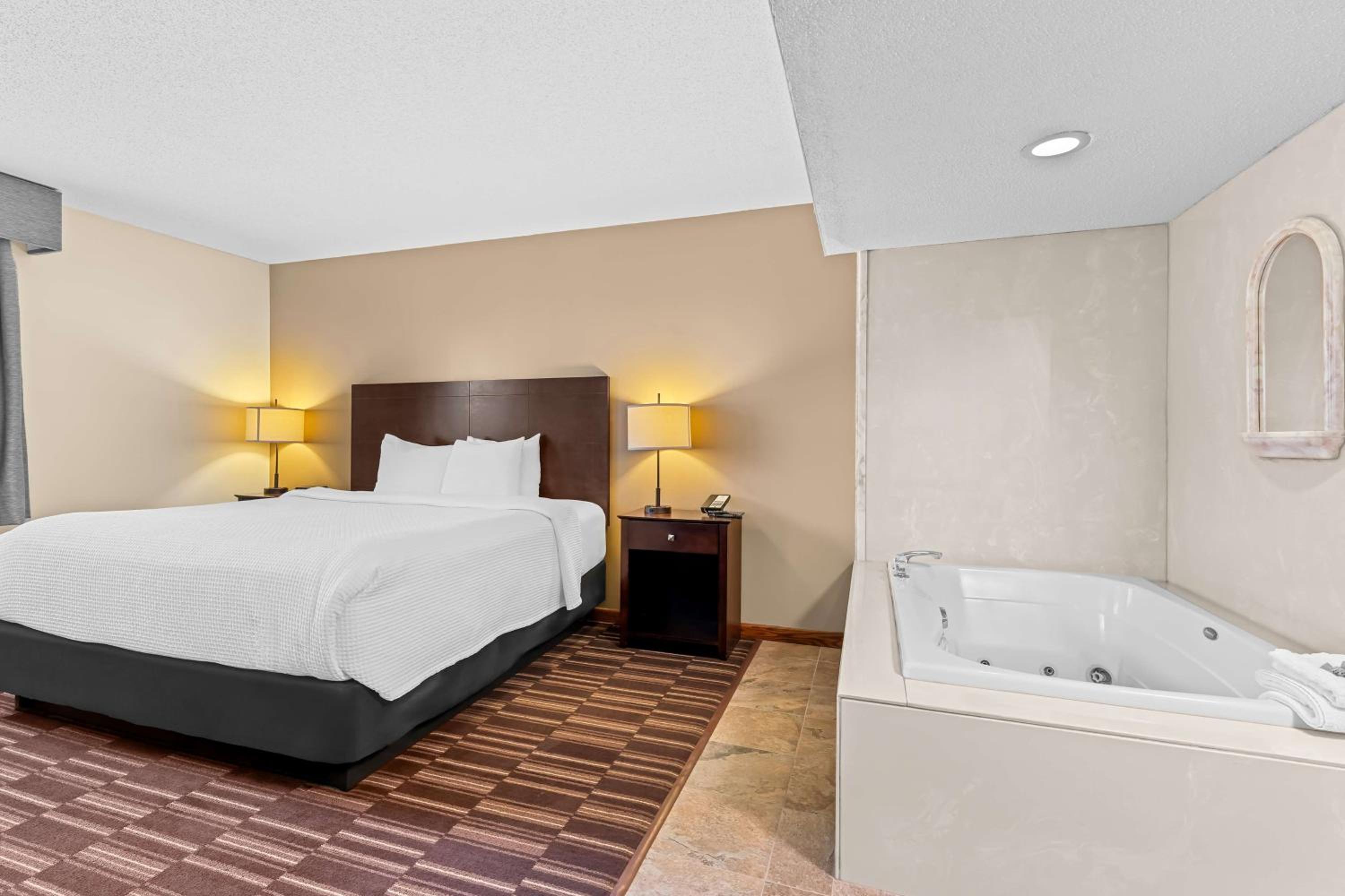 King Suite with Jacuzzi - Non-Smoking - Photo 1